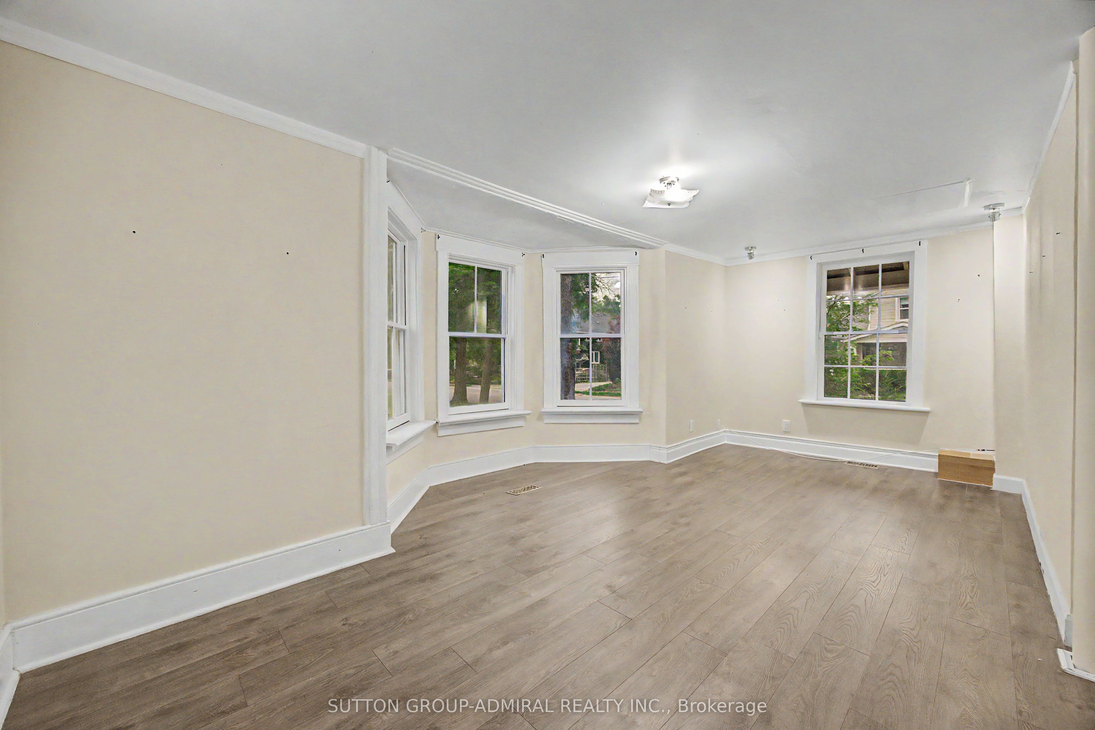 62 Centre Street W Property Photo 16
