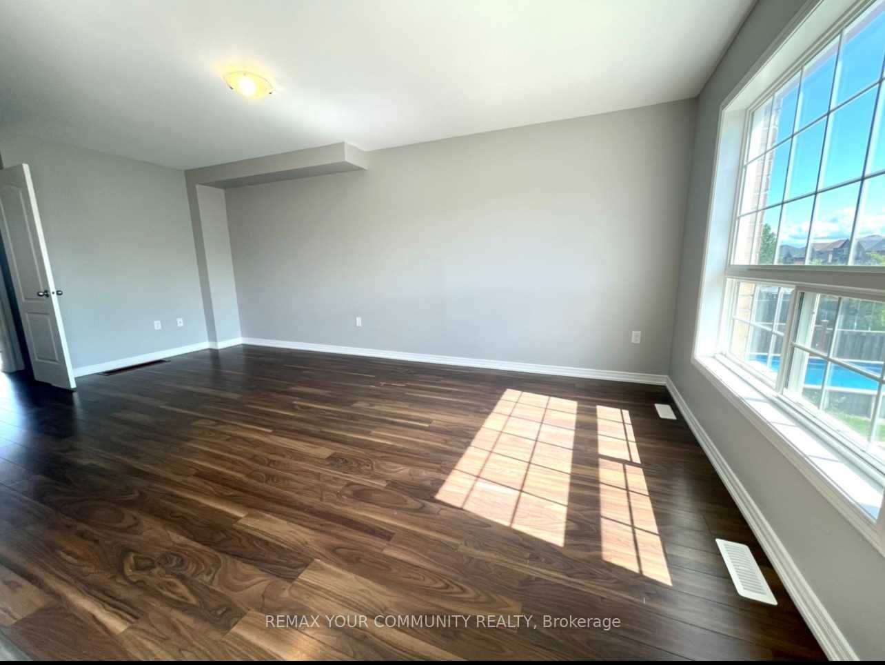 1385 Hunter Street Main Floor Property Photo 6