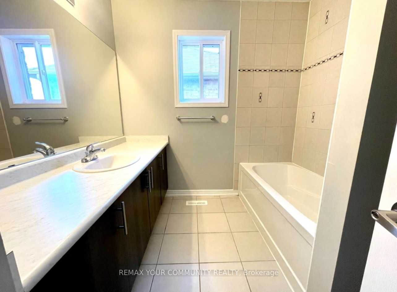 1385 Hunter Street Main Floor Property Photo 10