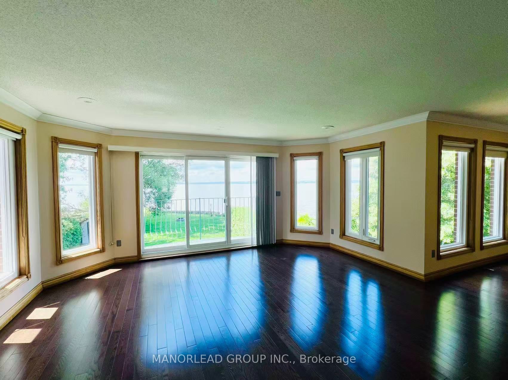 42 Metropolitan Crescent Property Photo 2