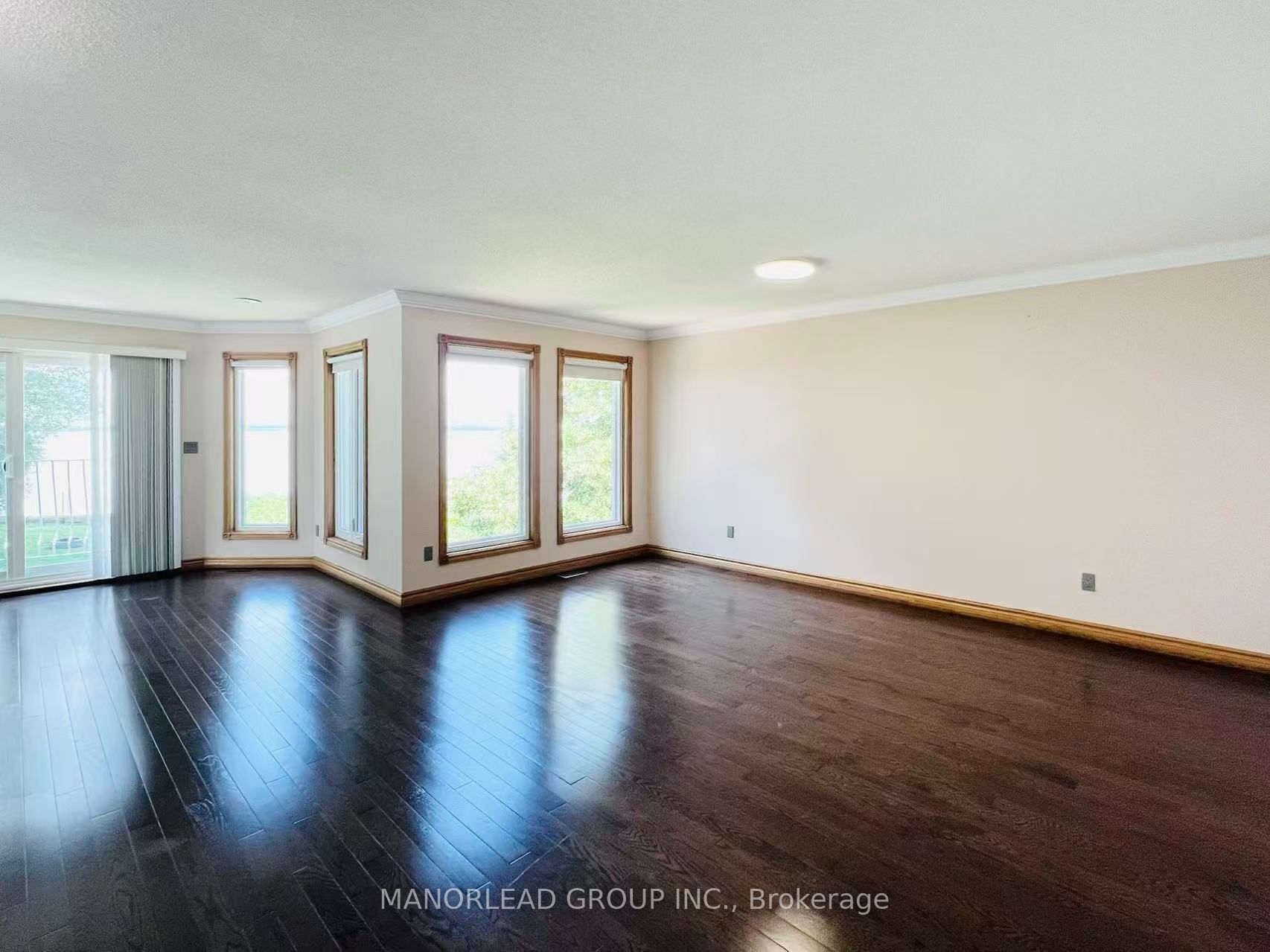 42 Metropolitan Crescent Property Photo 4