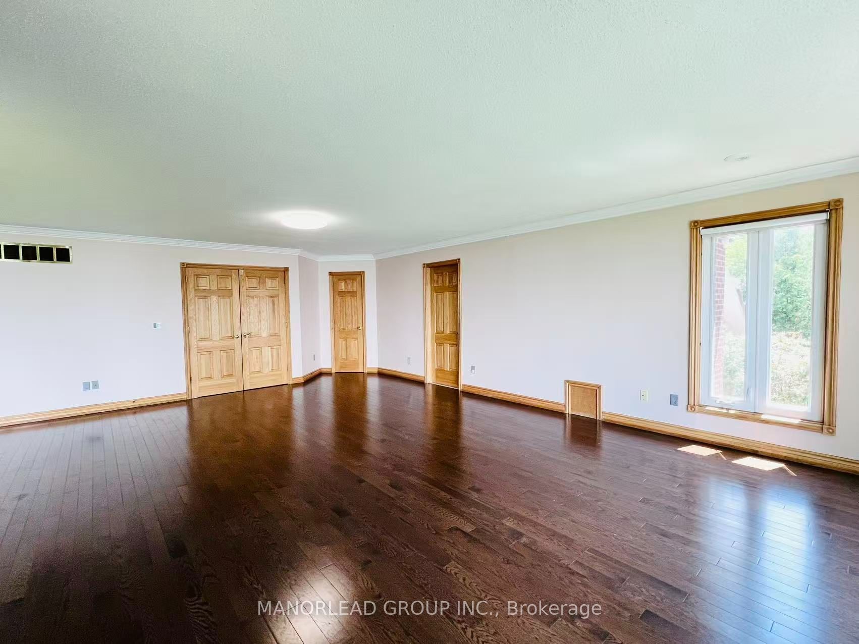 42 Metropolitan Crescent Property Photo 5