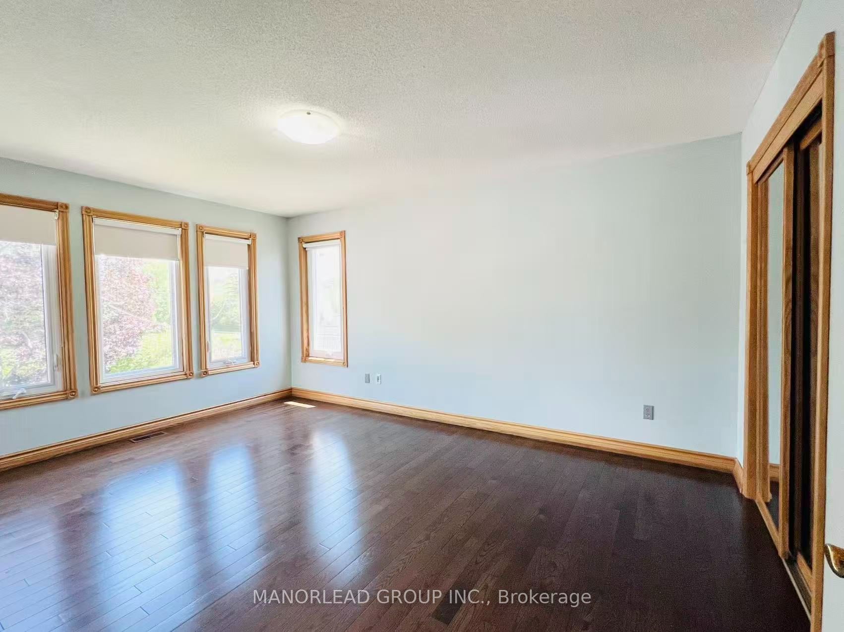 42 Metropolitan Crescent Property Photo 6