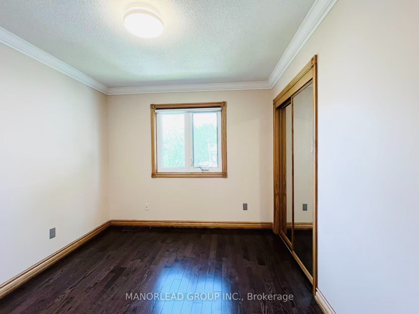 42 Metropolitan Crescent Property Photo 7