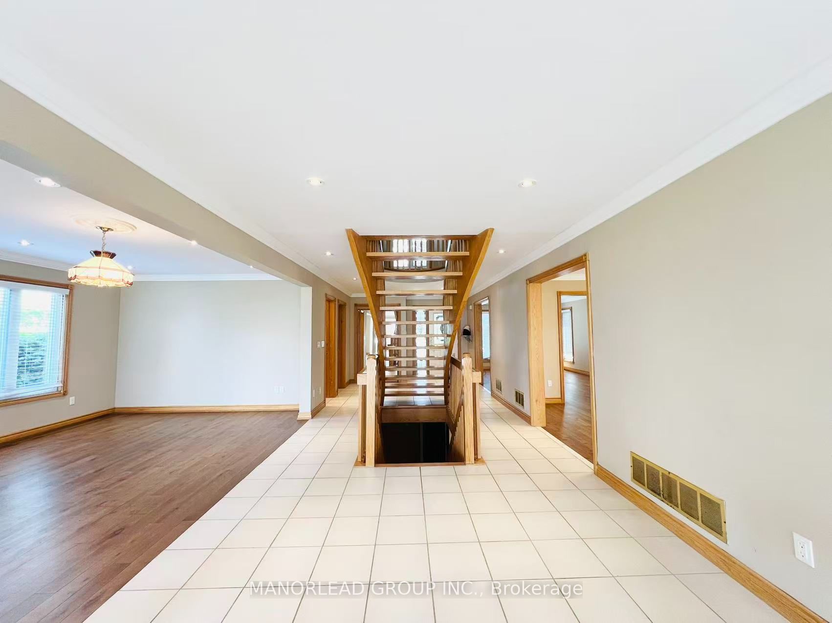 42 Metropolitan Crescent Property Photo 18