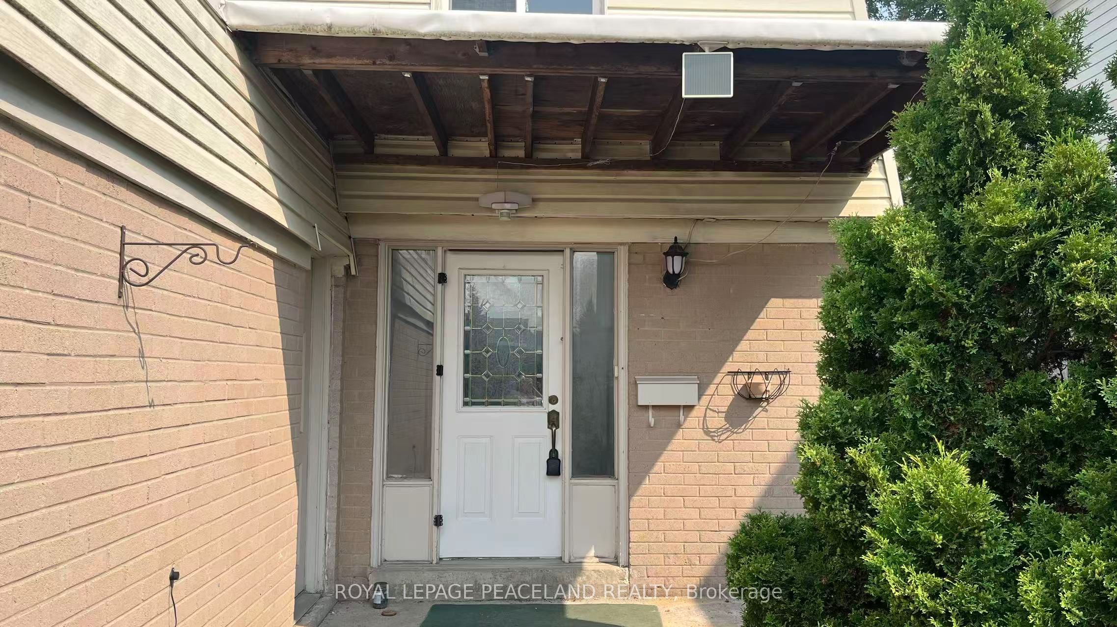 711 Irwin Crescent Property Photo 2