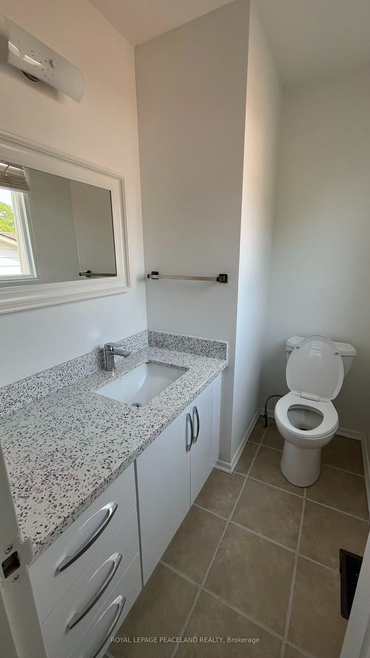 711 Irwin Crescent Property Photo 14
