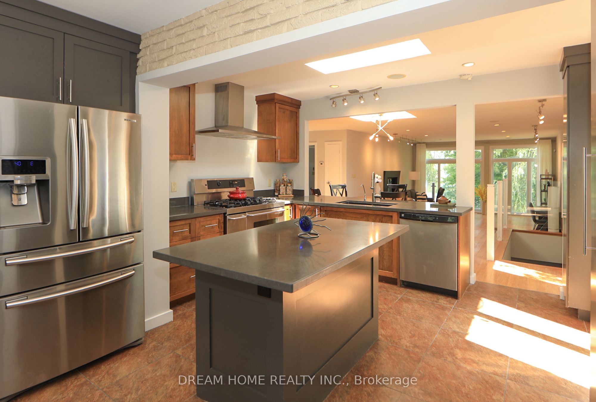 74 Lakeview Avenue Property Photo 9