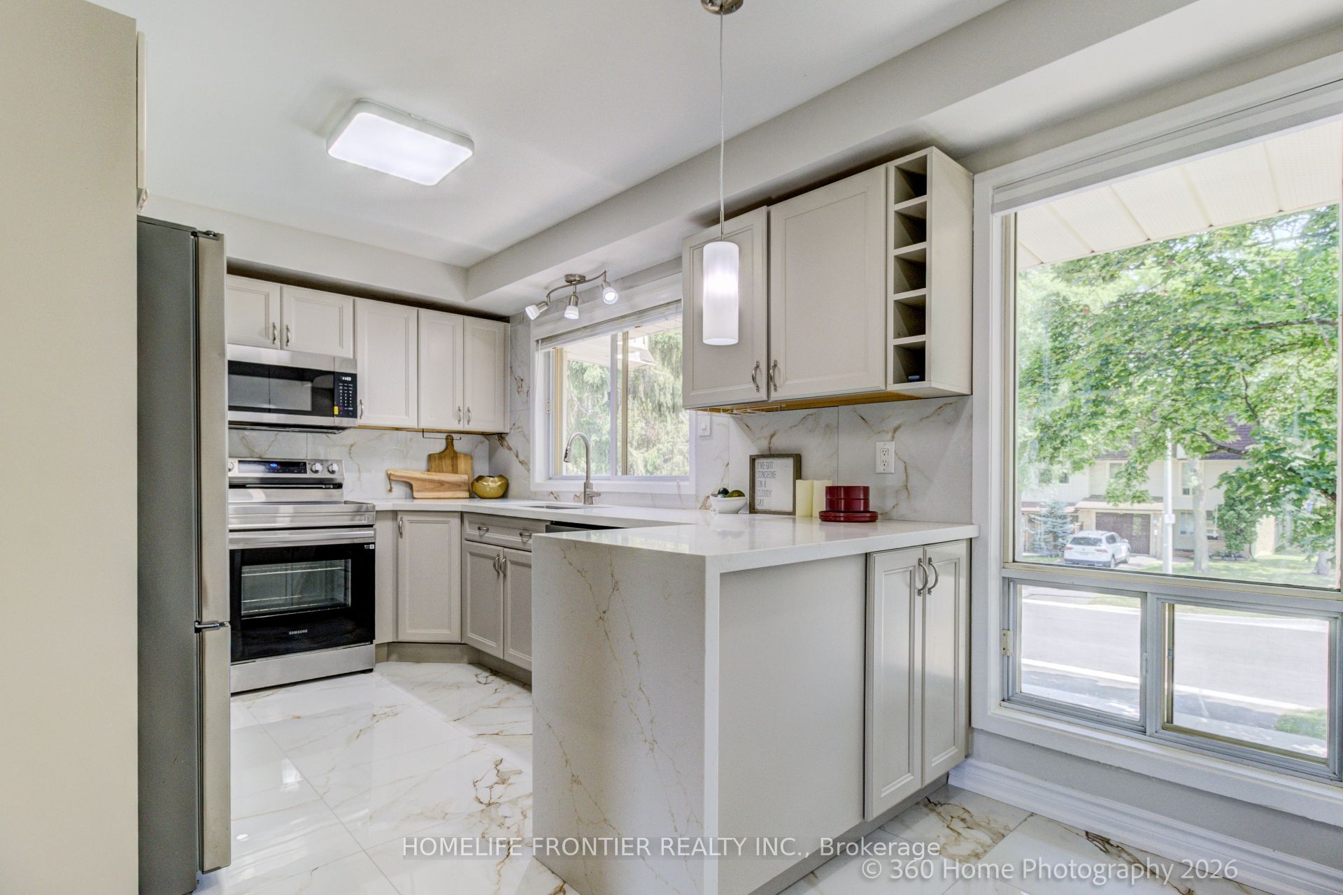 92 Poplar Crescent W Property Photo 1