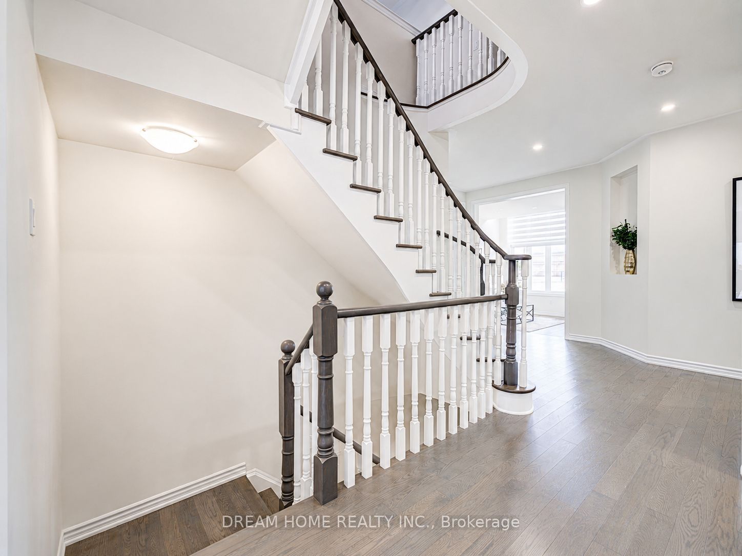7 Charles White Court Property Photo 16