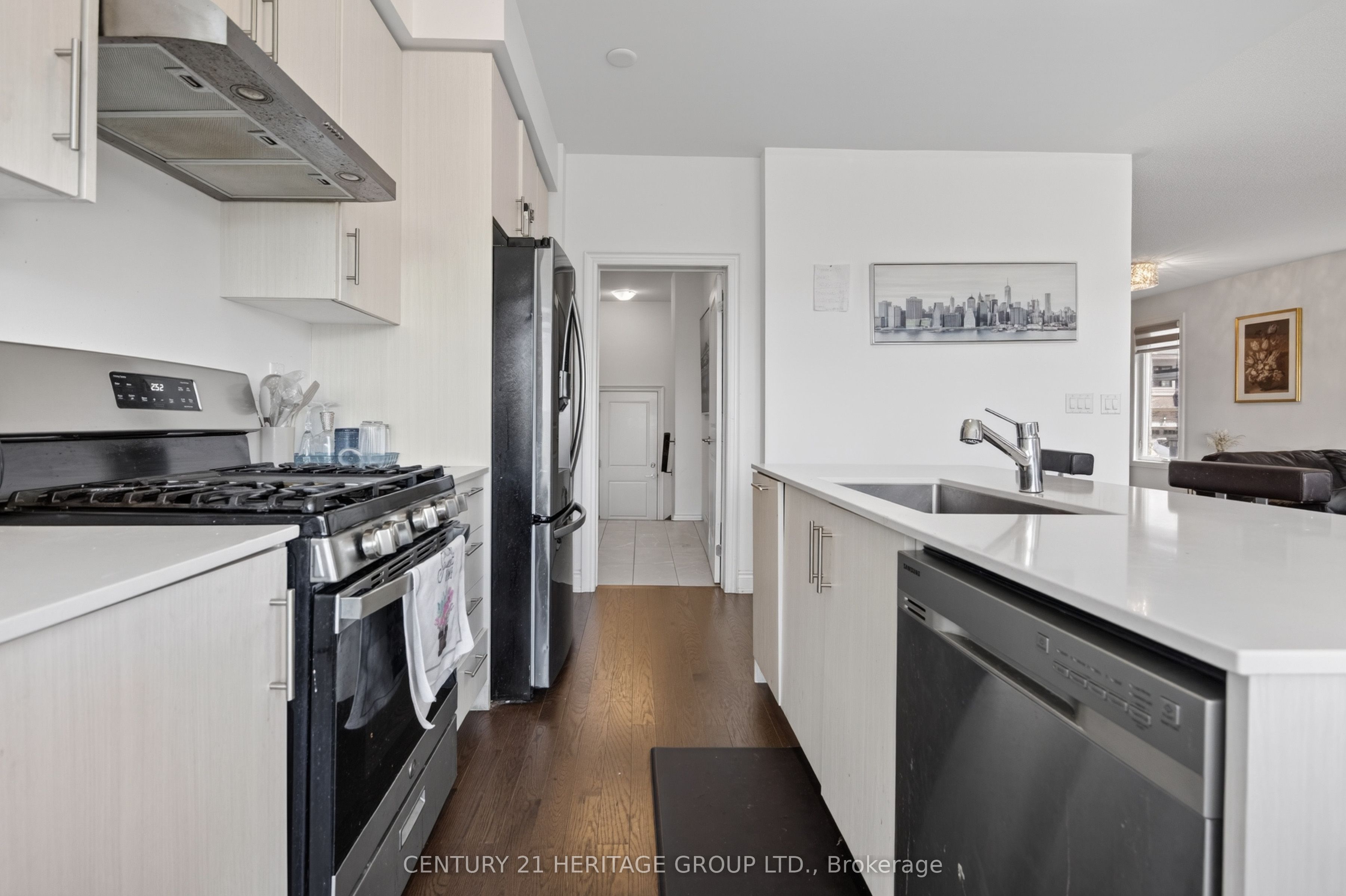 77 Montrose Boulevard Property Photo 13