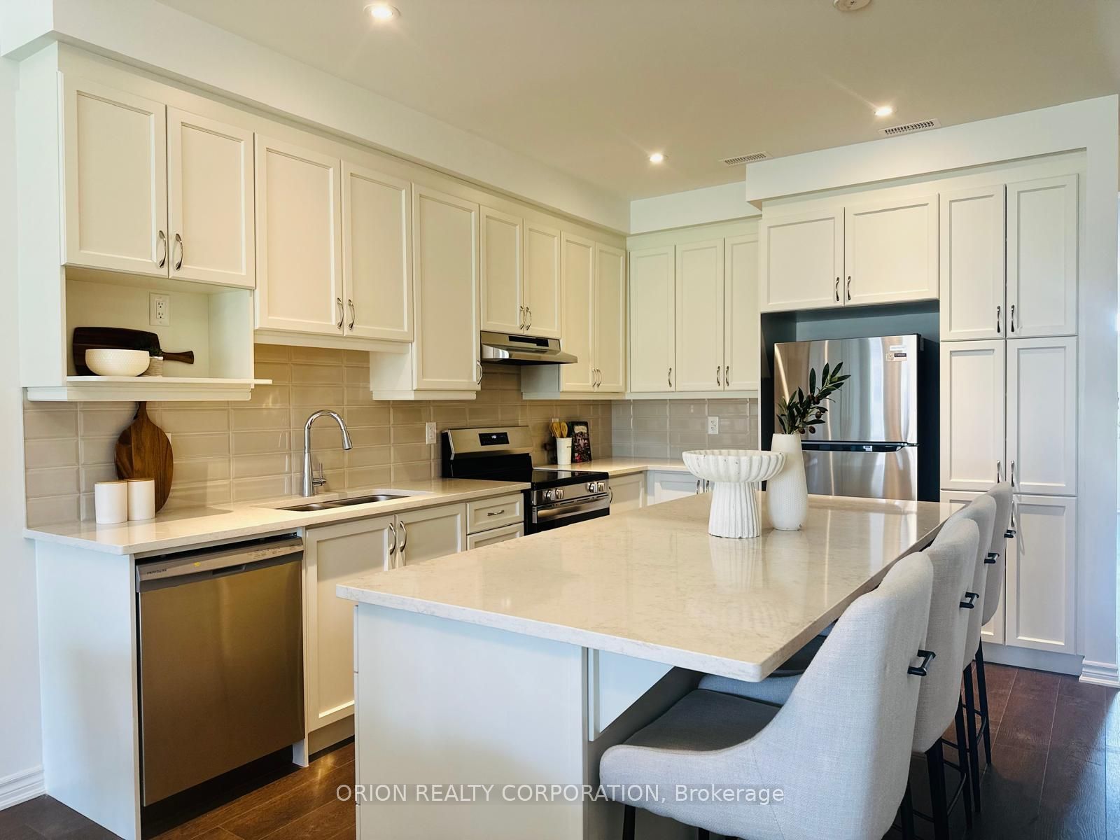 694 Sargeant Place Property Photo 3
