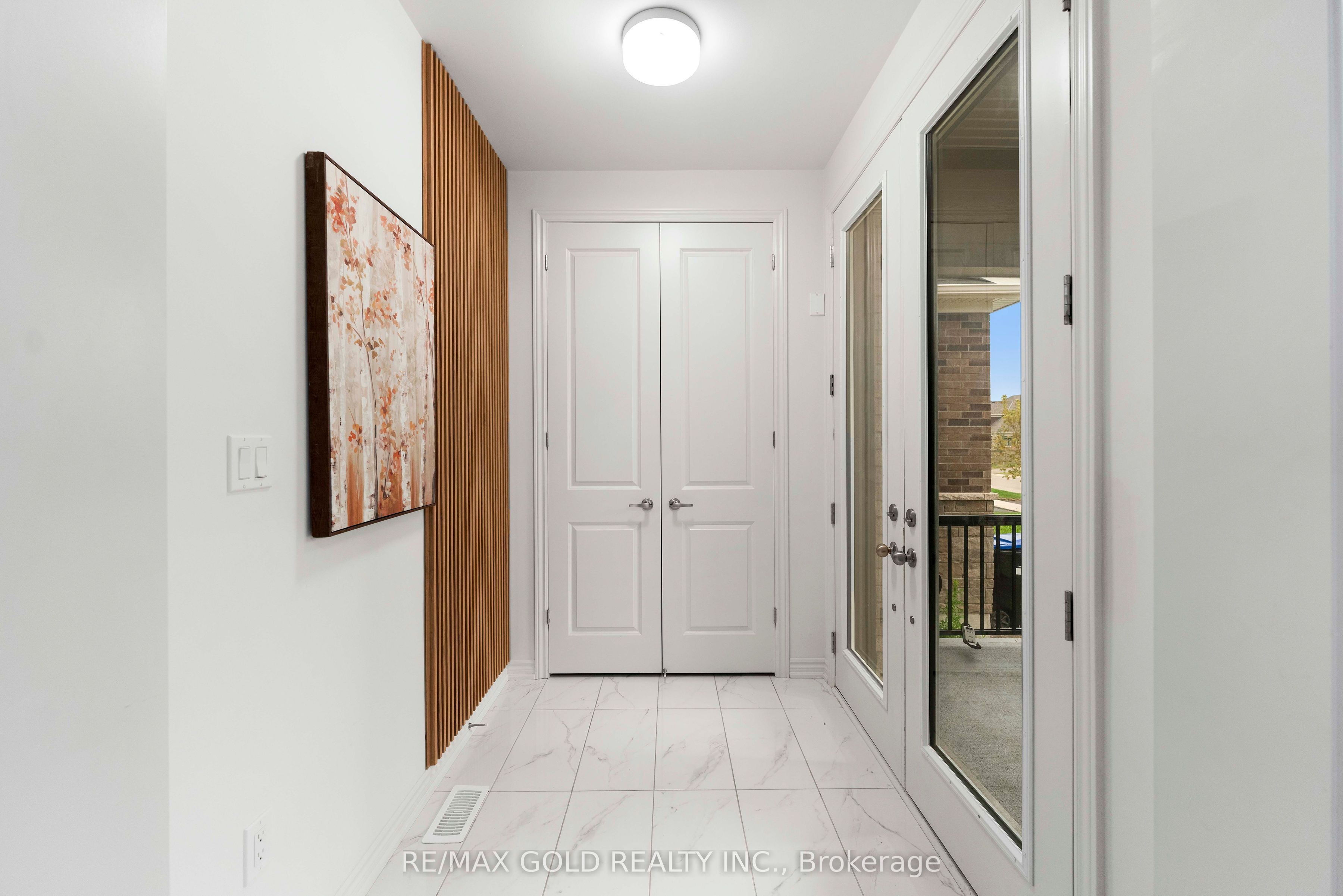 9 Sandhill Crescent Property Photo 4