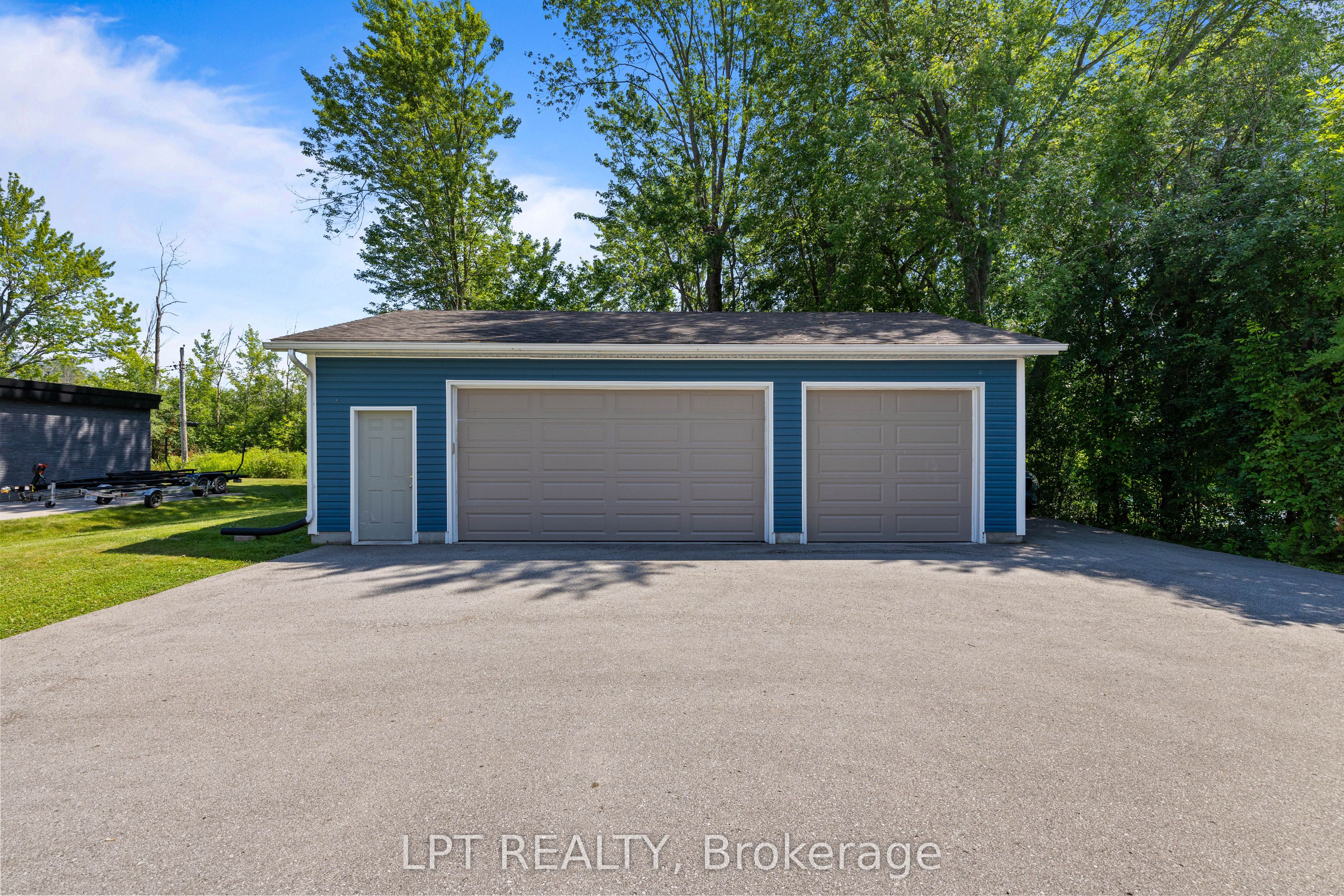 173 Lake Drive E Property Photo 9