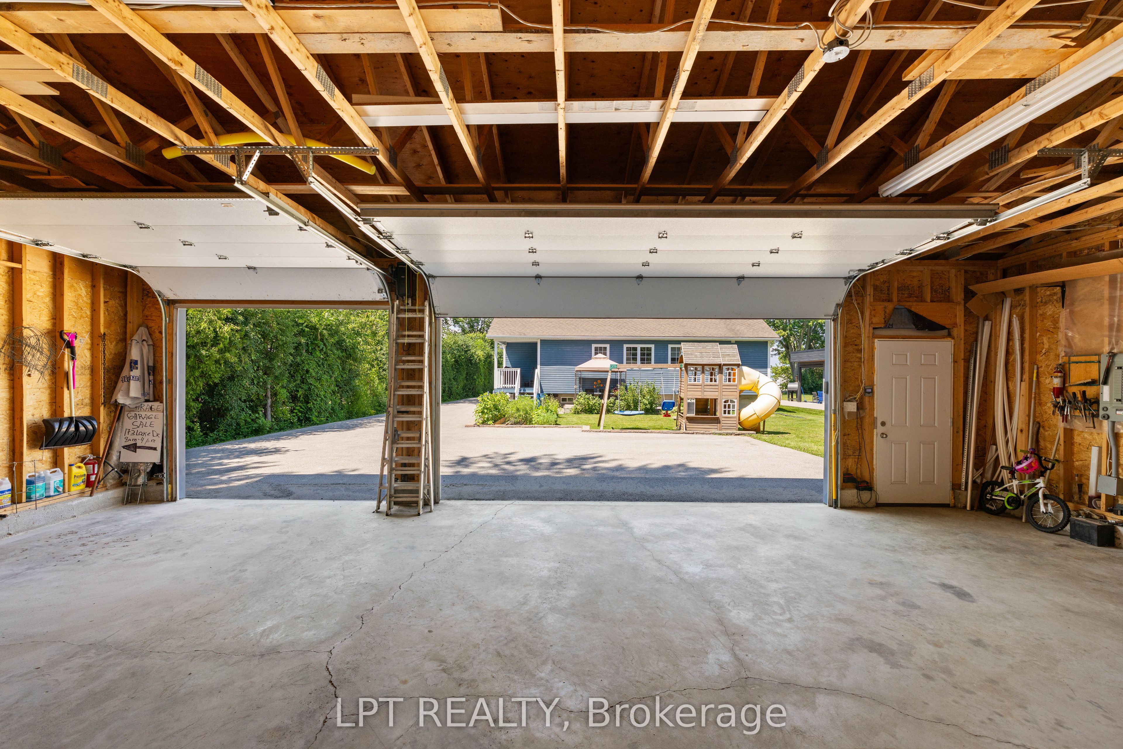 173 Lake Drive E Property Photo 11