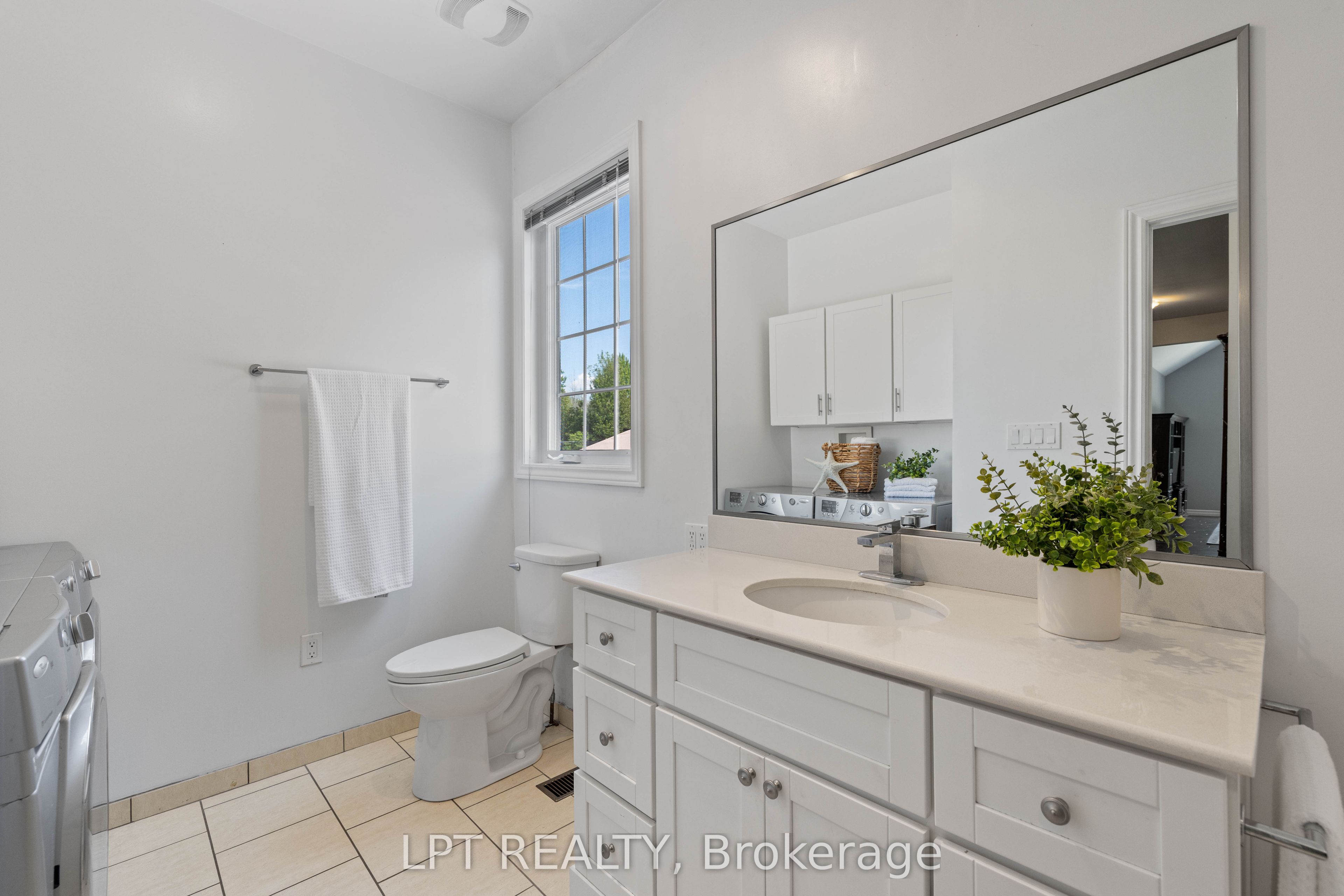 173 Lake Drive E Property Photo 32