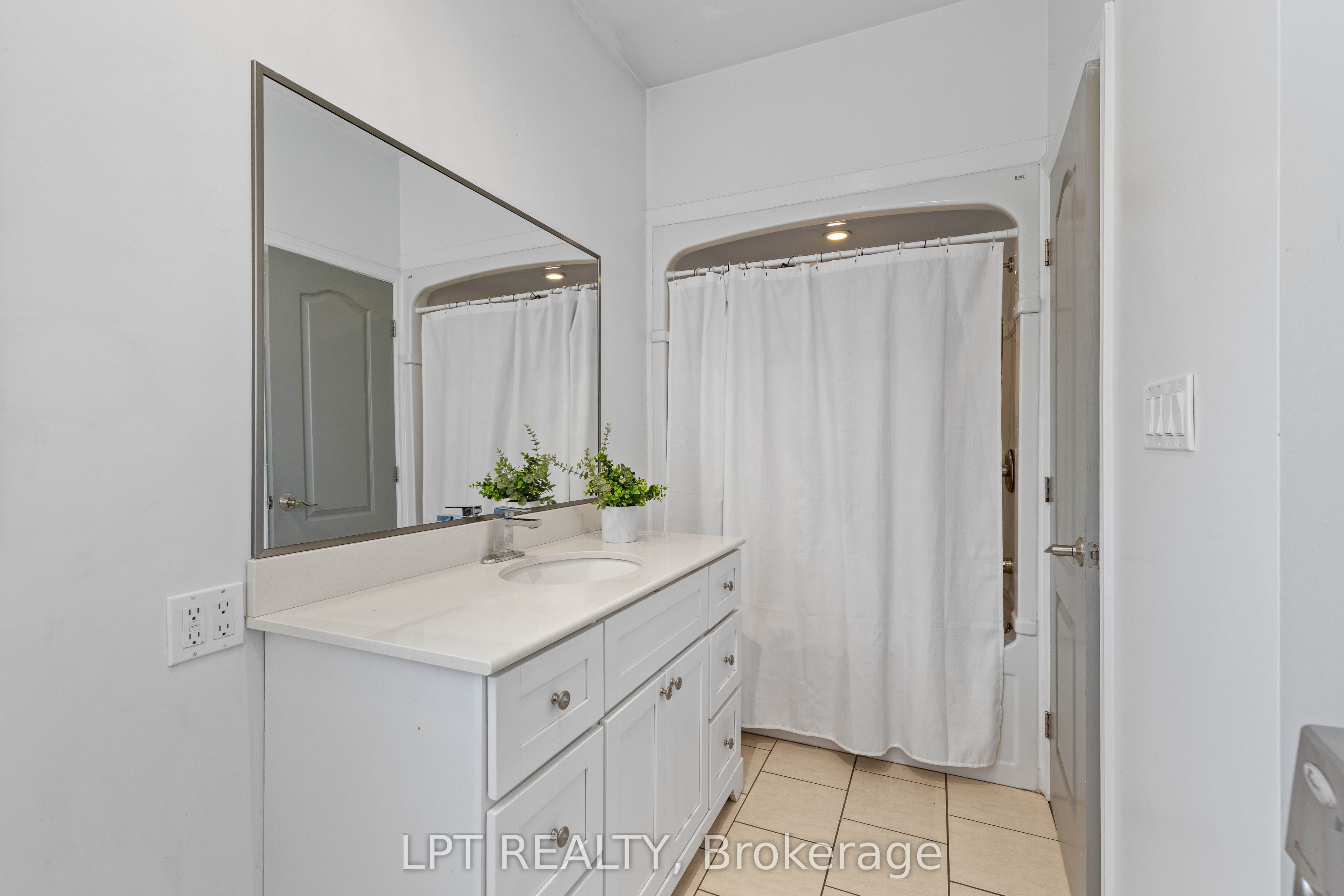 173 Lake Drive E Property Photo 33