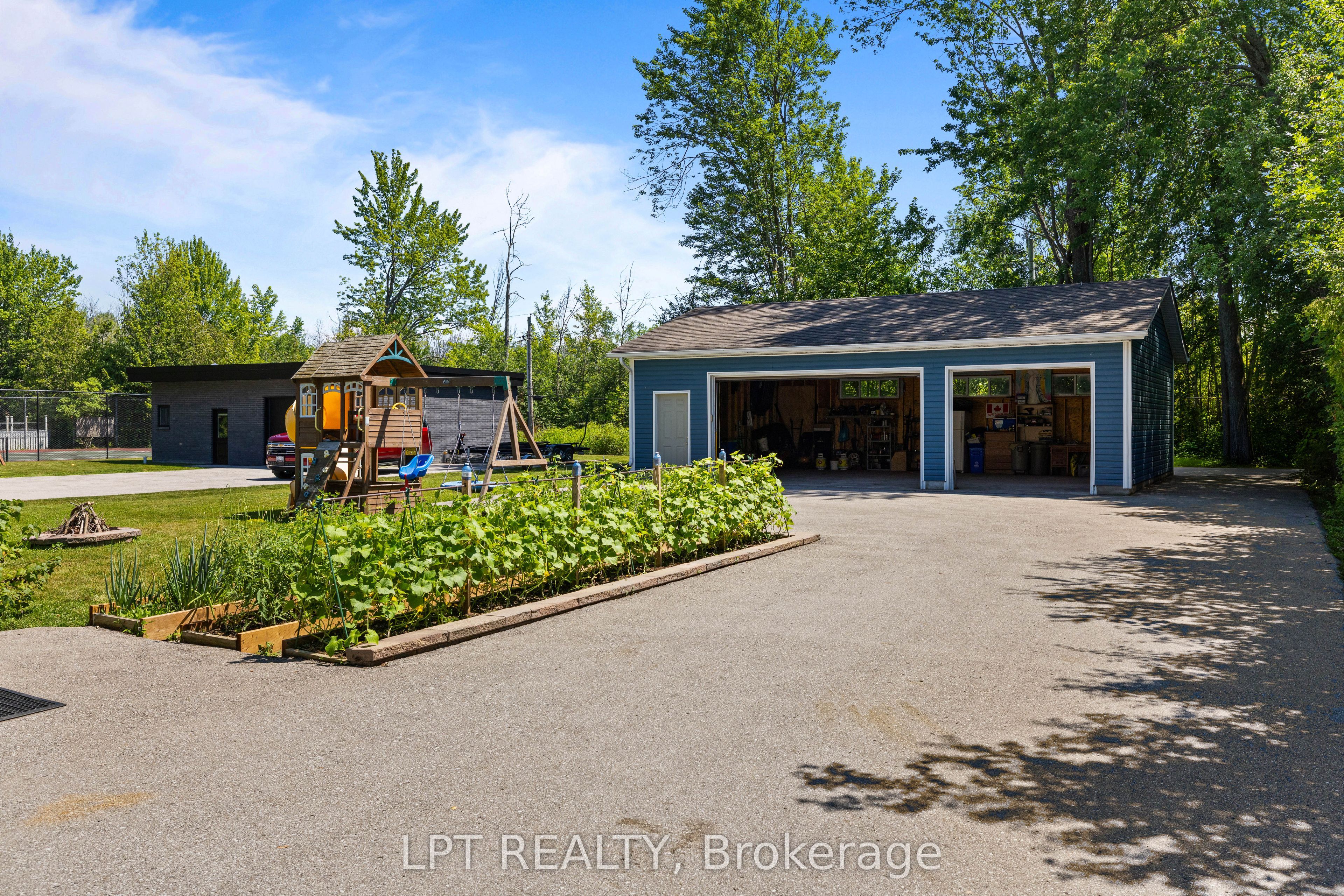 173 Lake Drive E Property Photo 40