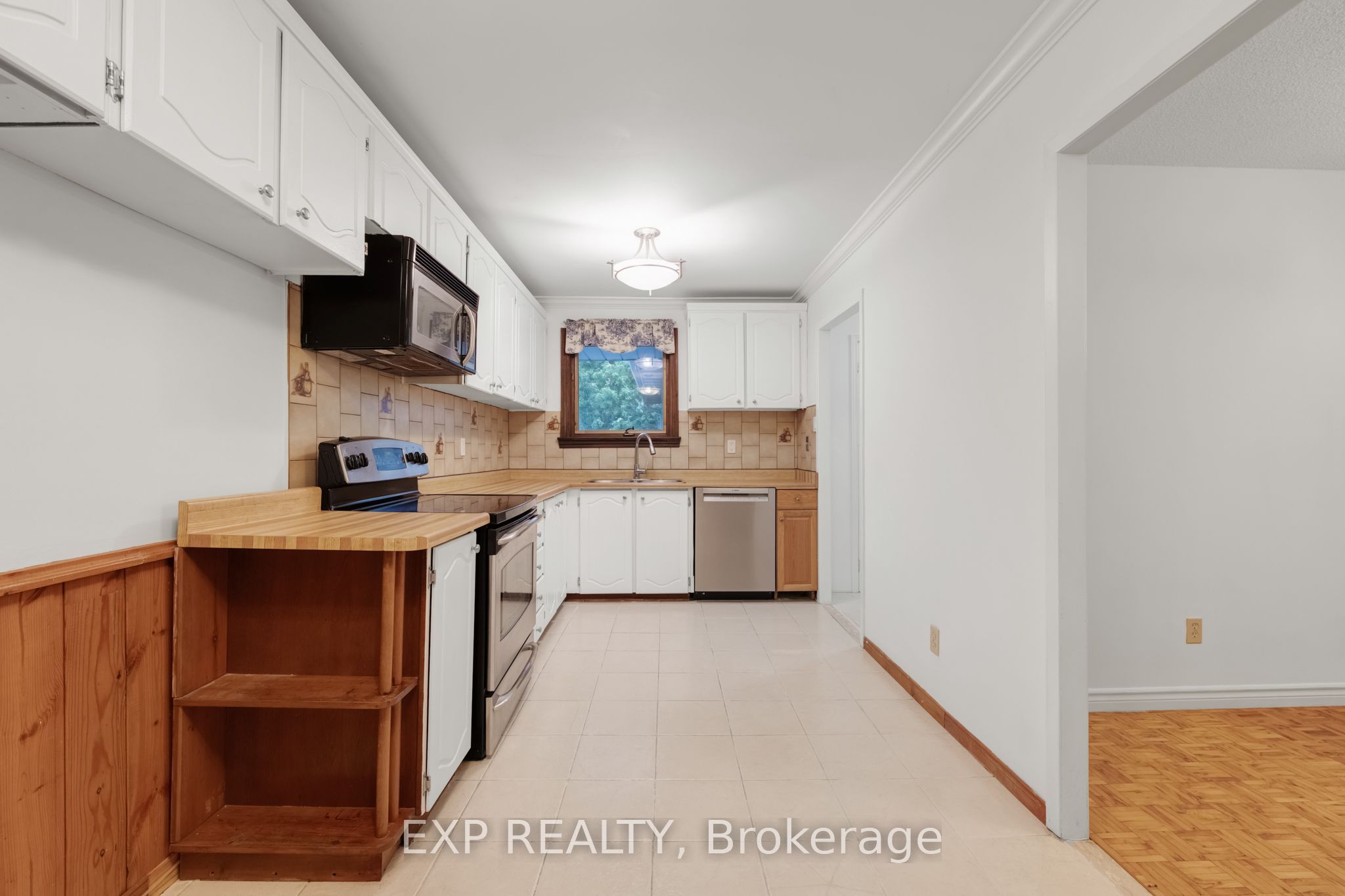 639 Irwin Crescent Property Photo 6