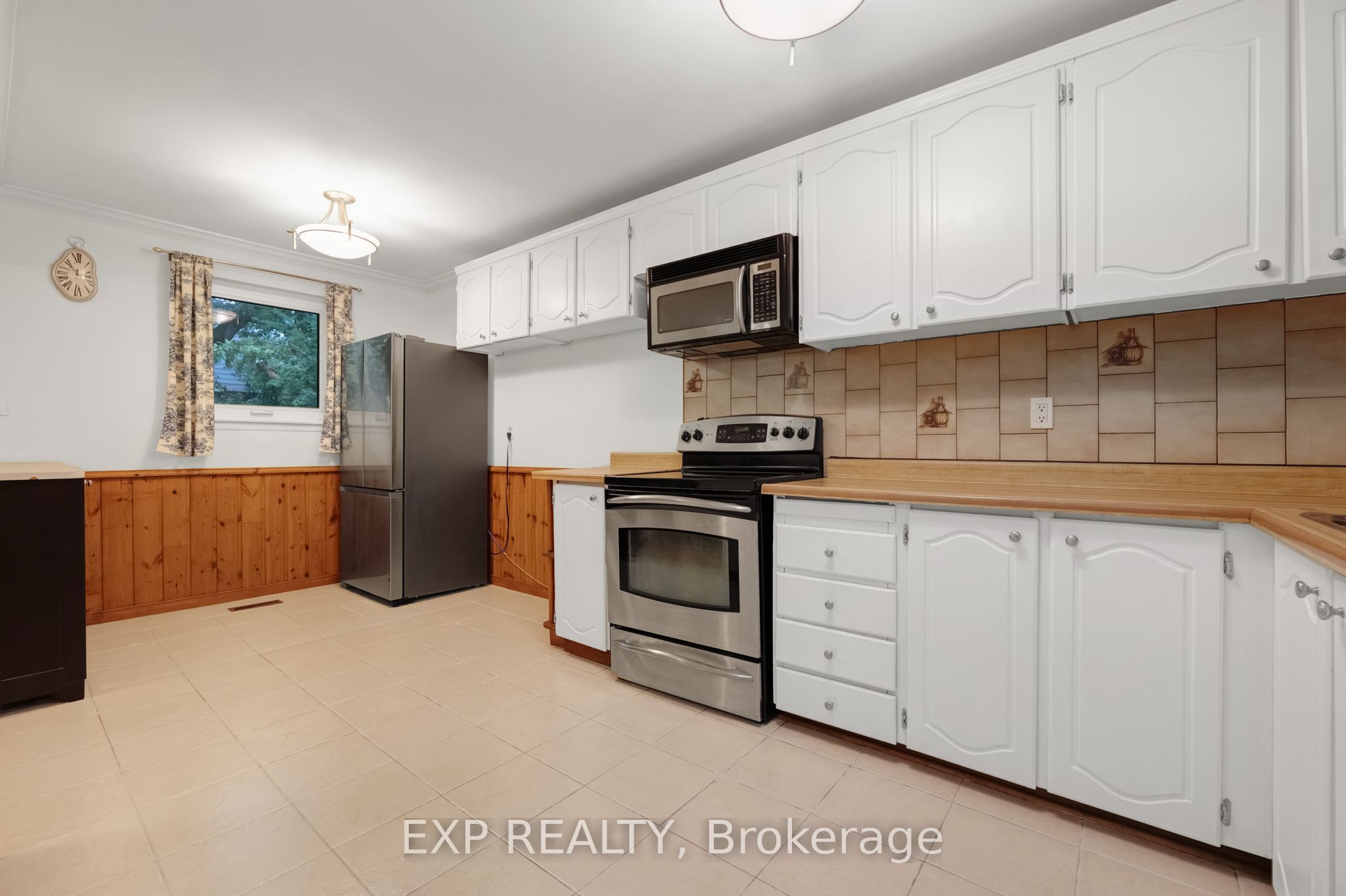 639 Irwin Crescent Property Photo 7
