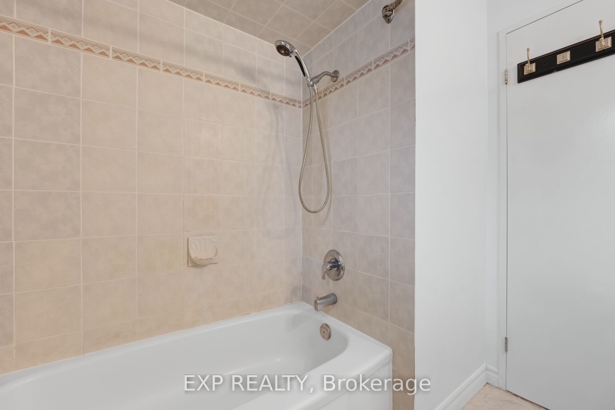 639 Irwin Crescent Property Photo 24