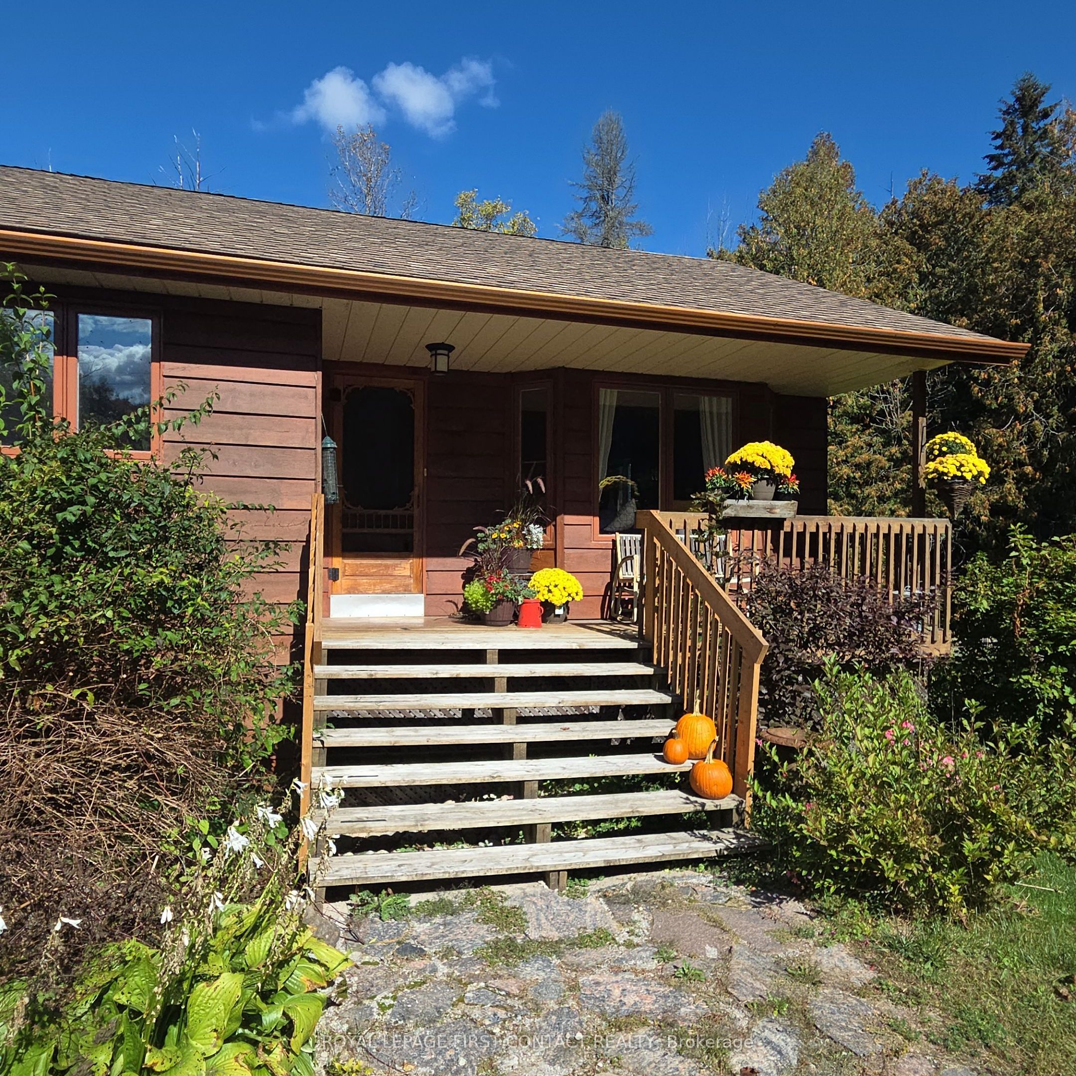 5144 25th Side Road Property Photo 2