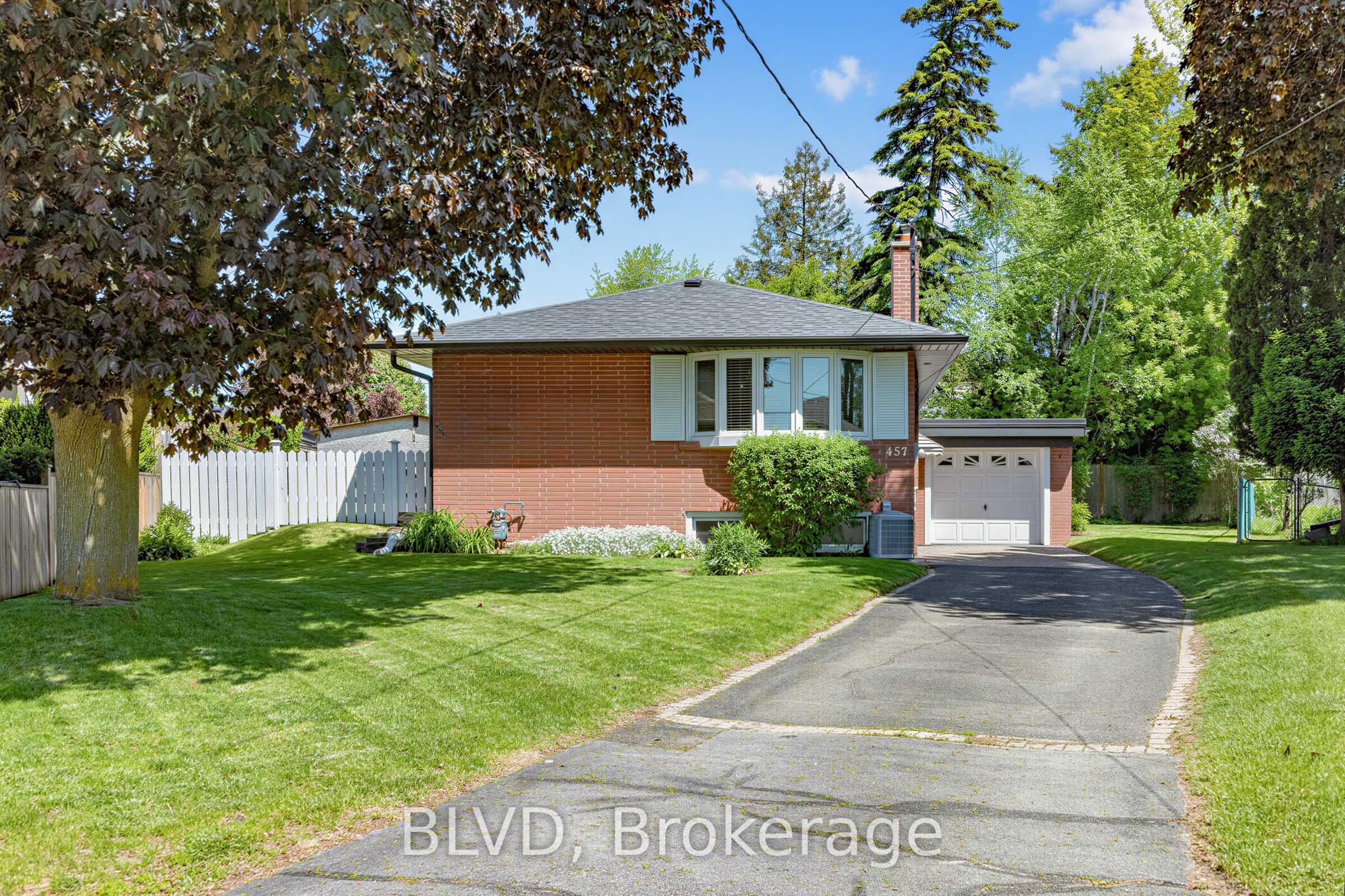 457 Paliser Crescent N Property Photo 2