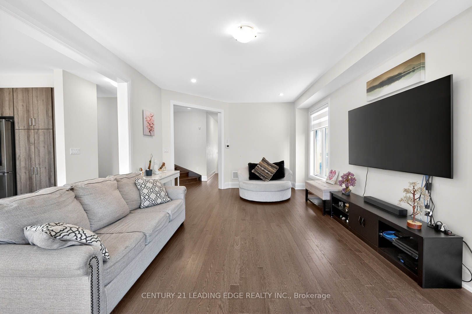 235 Ferragine Crescent Property Photo 8