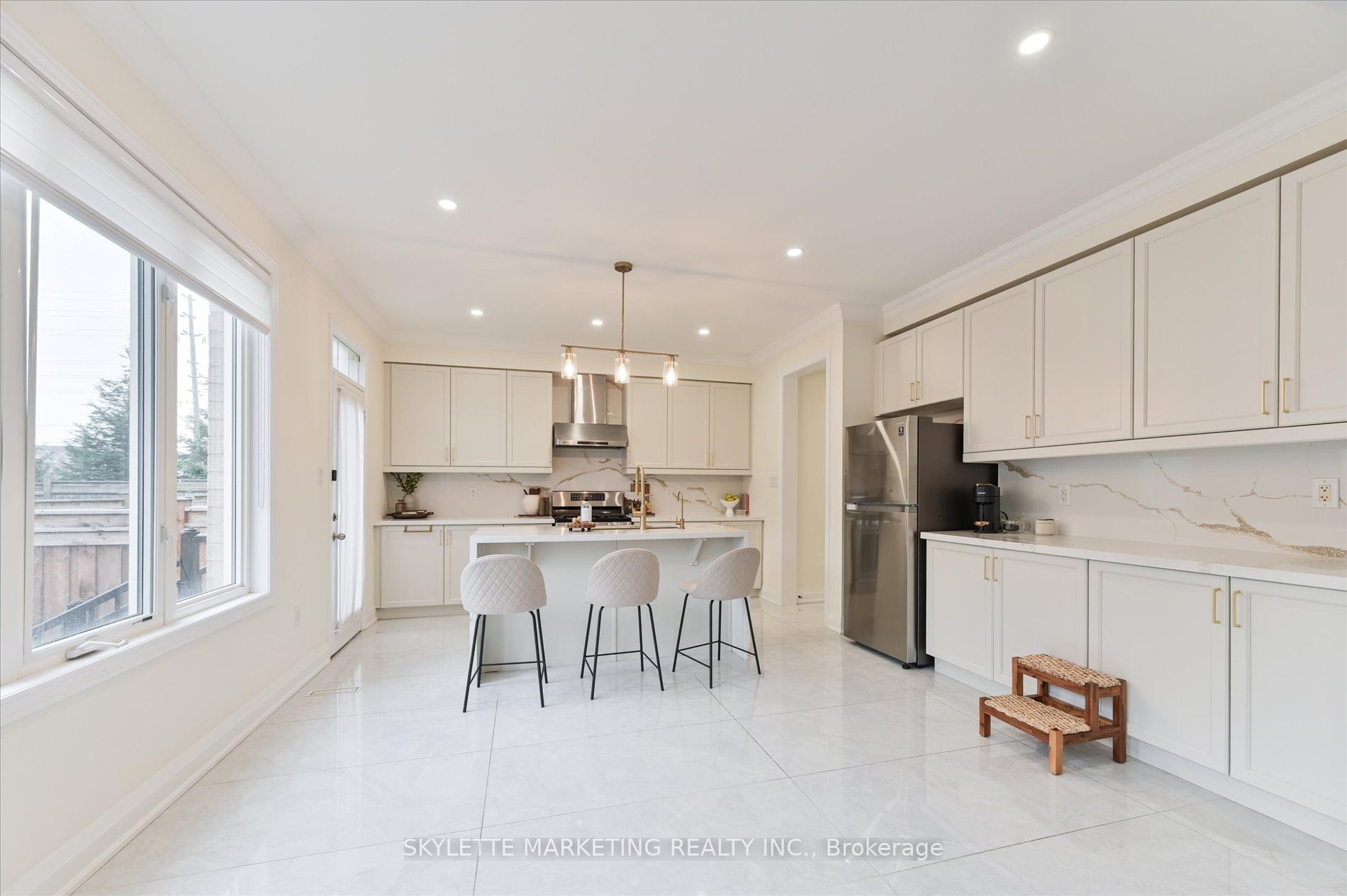38 Russell Parker Crescent Property Photo 13