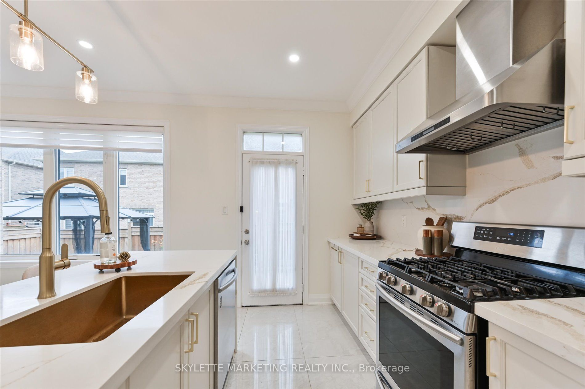 38 Russell Parker Crescent Property Photo 16