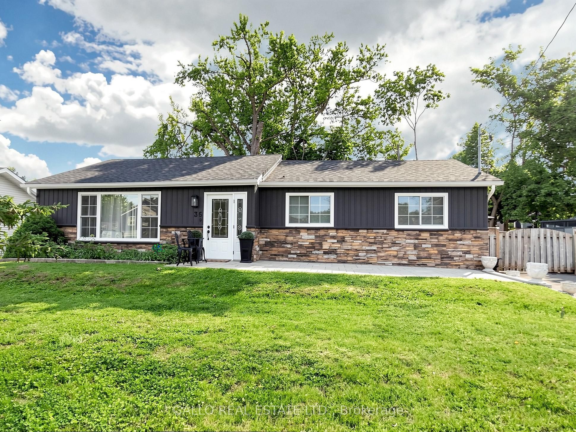 36 Elmvale Boulevard Property Photo 1
