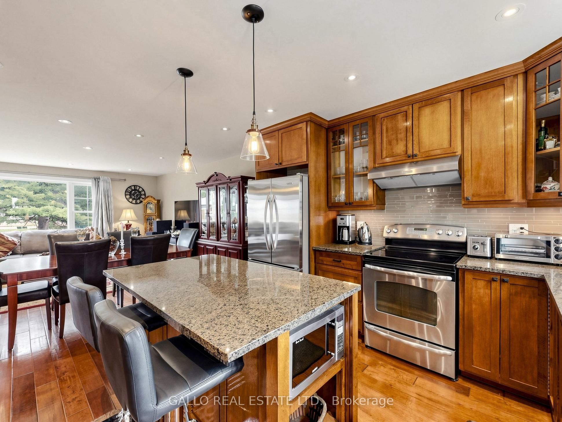 36 Elmvale Boulevard Property Photo 7