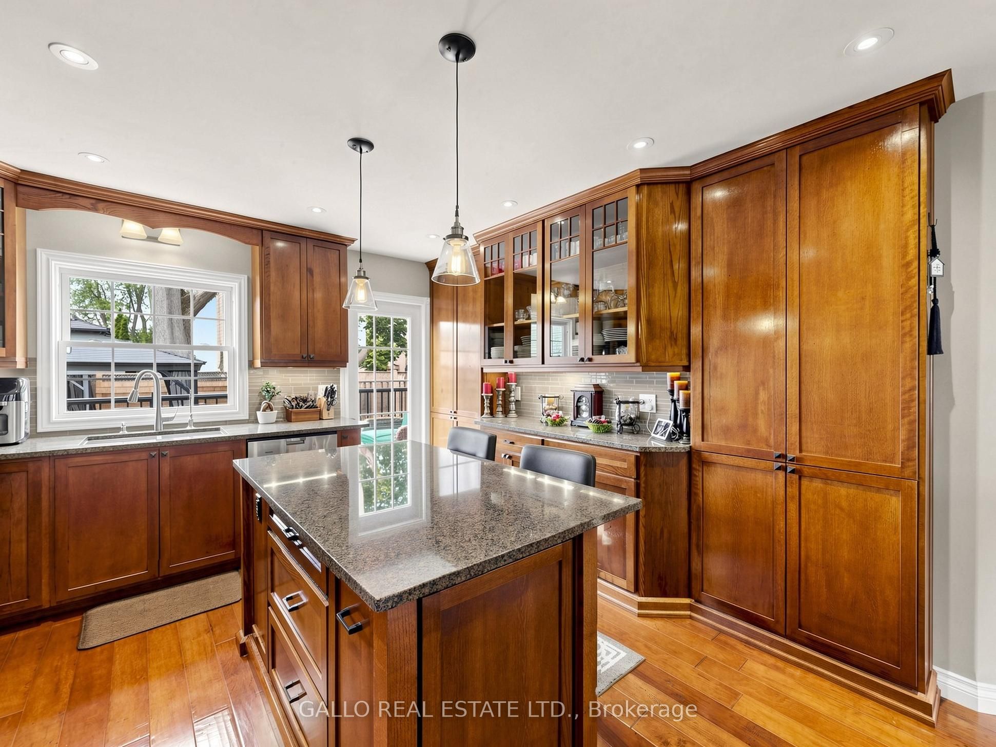 36 Elmvale Boulevard Property Photo 12