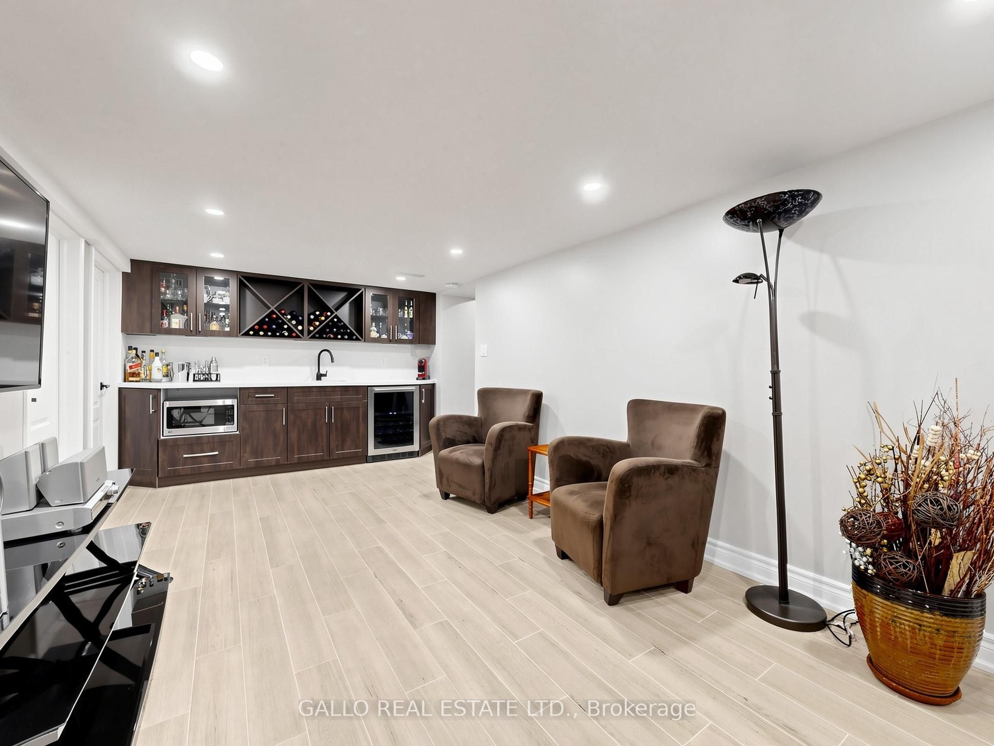 36 Elmvale Boulevard Property Photo 17
