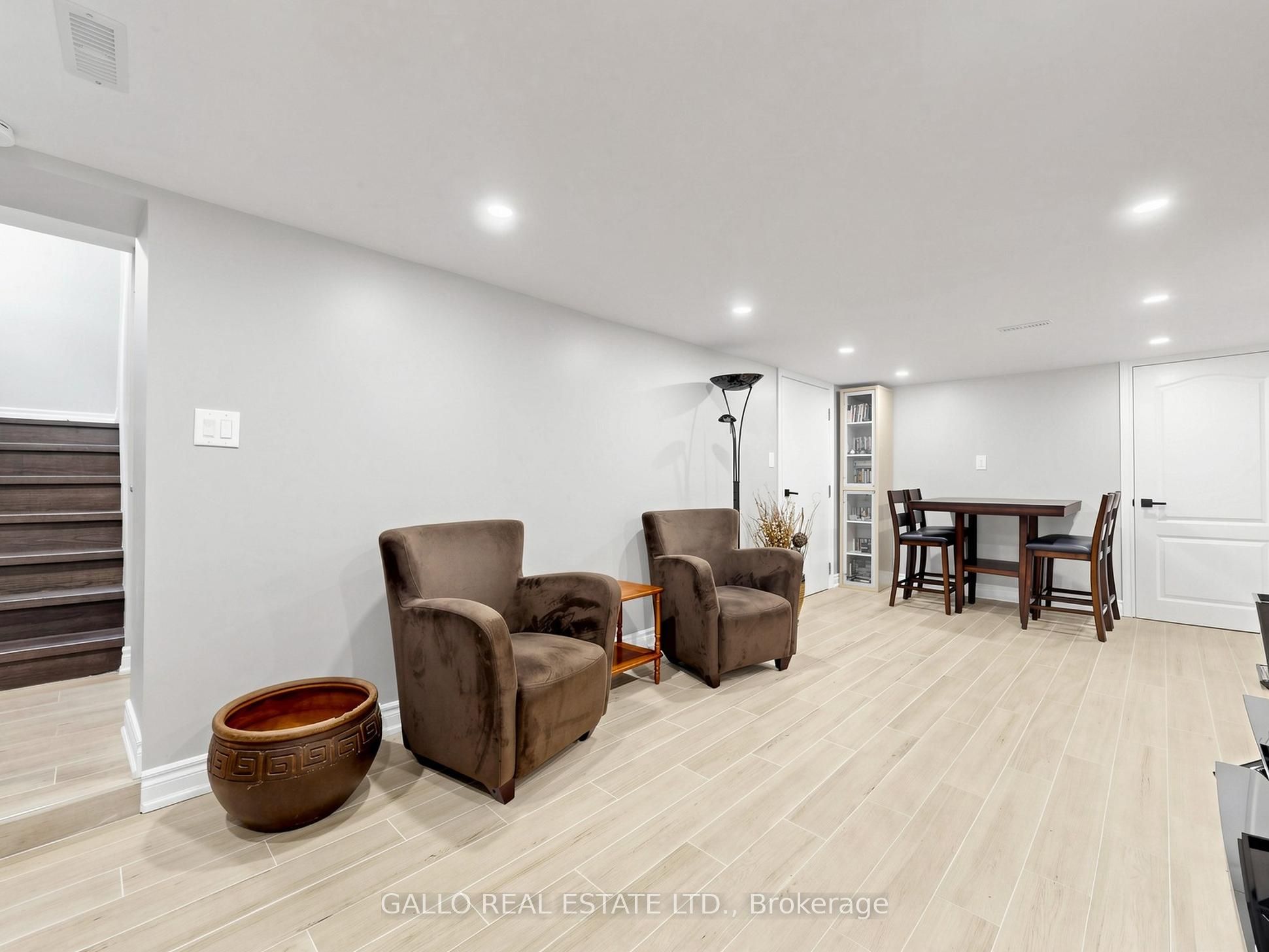 36 Elmvale Boulevard Property Photo 18