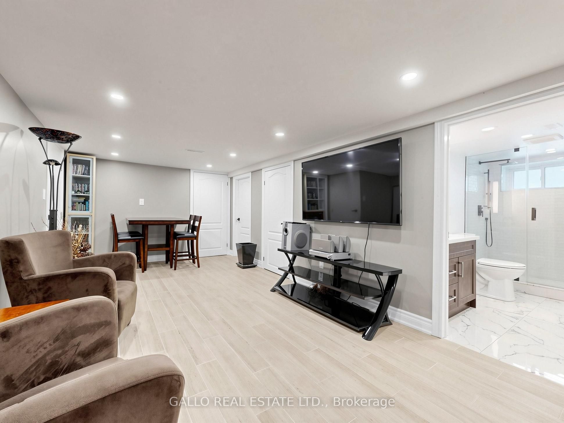 36 Elmvale Boulevard Property Photo 19