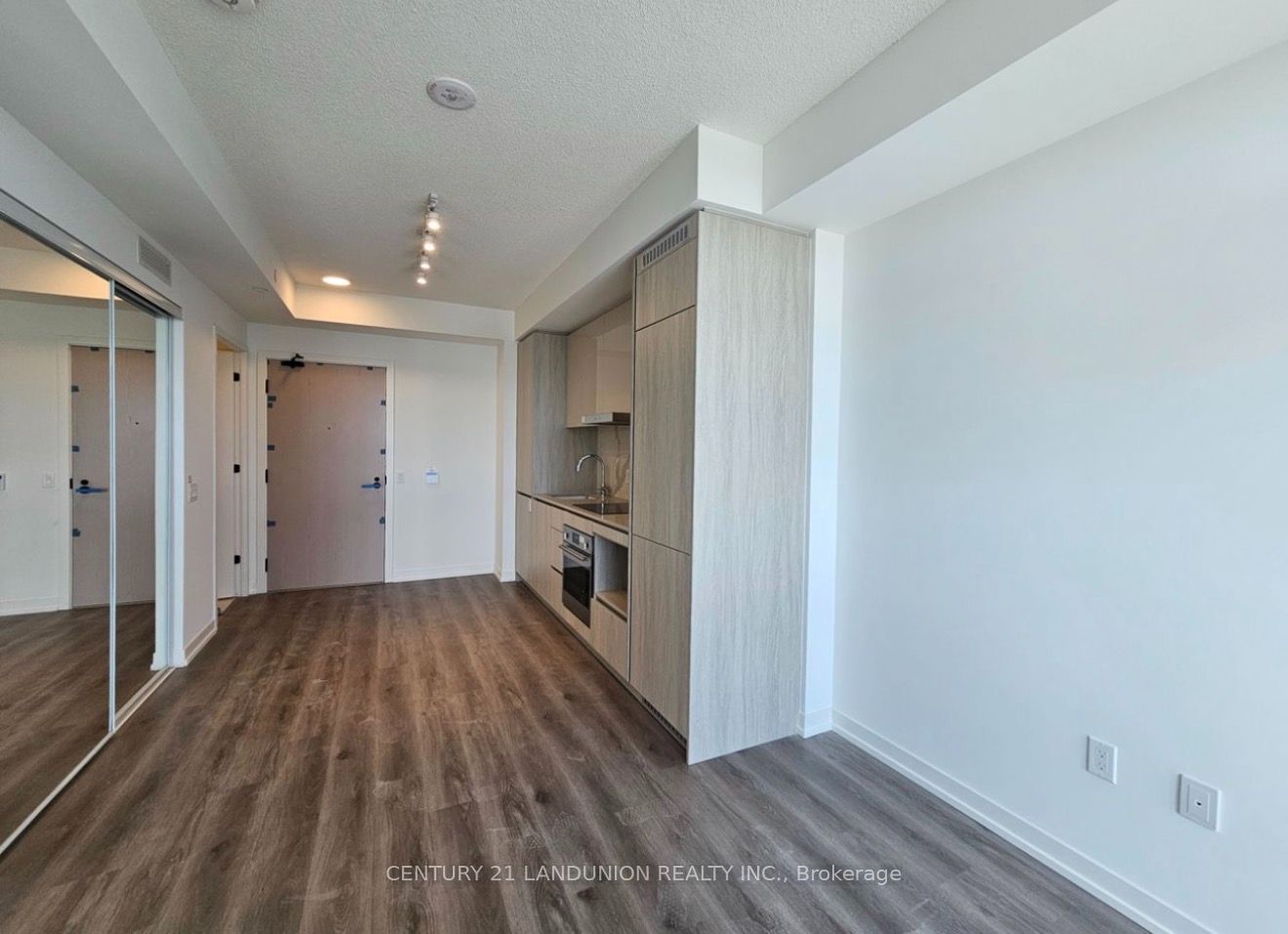 28 Interchange Way 3102 Property Photo 4