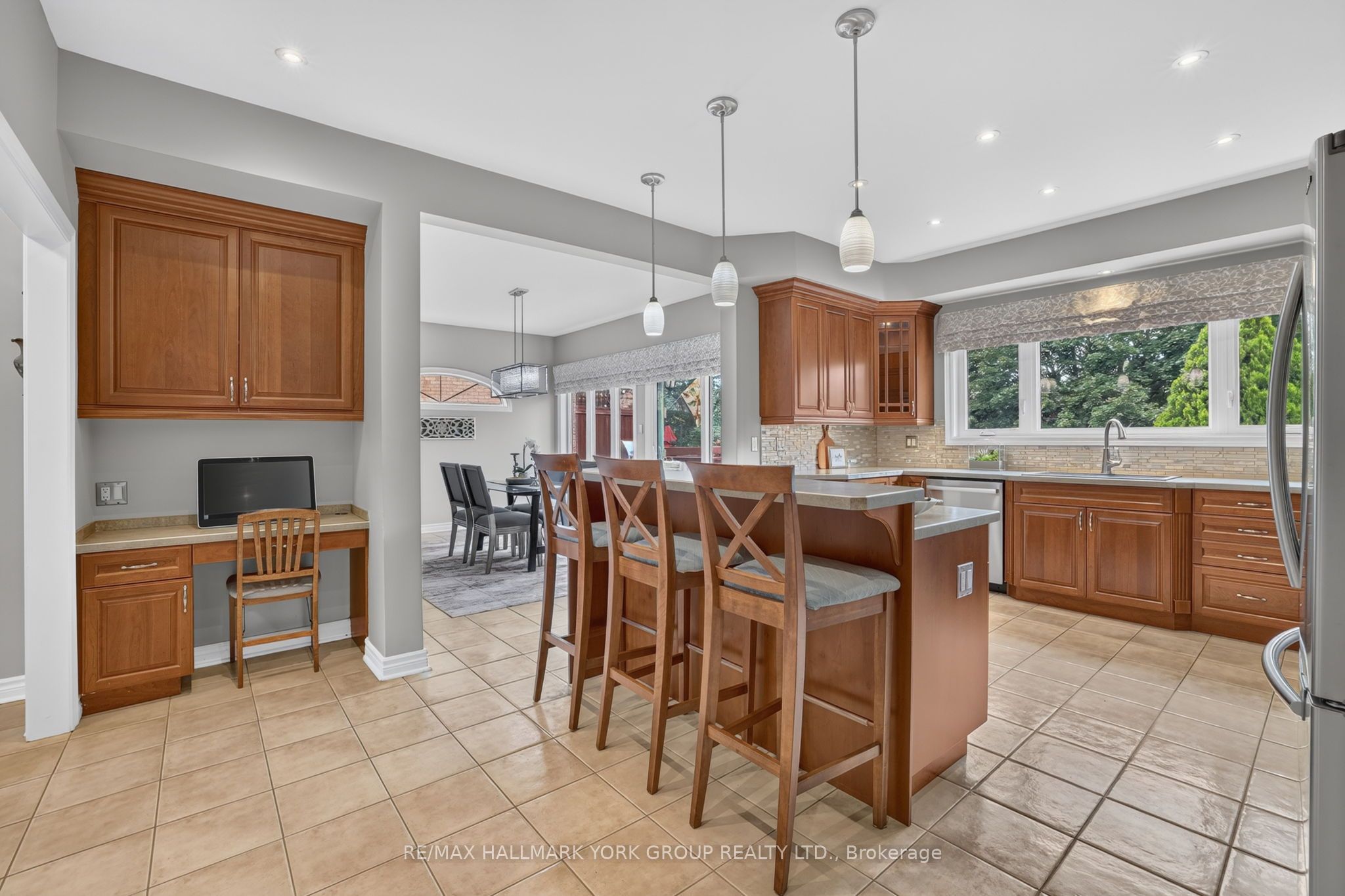 669 Kingsmere Avenue Property Photo 4