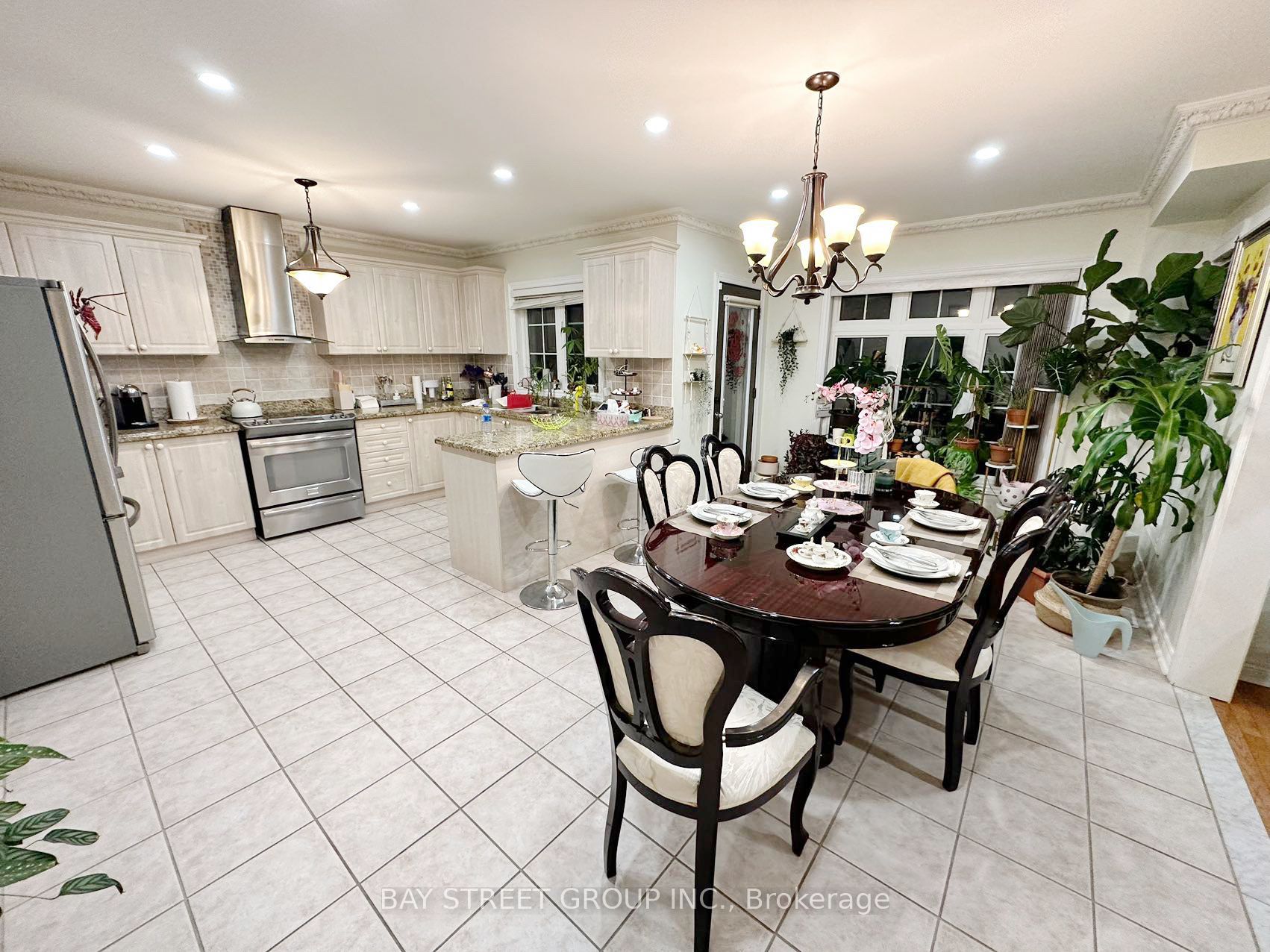 384 Spruce Grove Crescent Property Photo 3