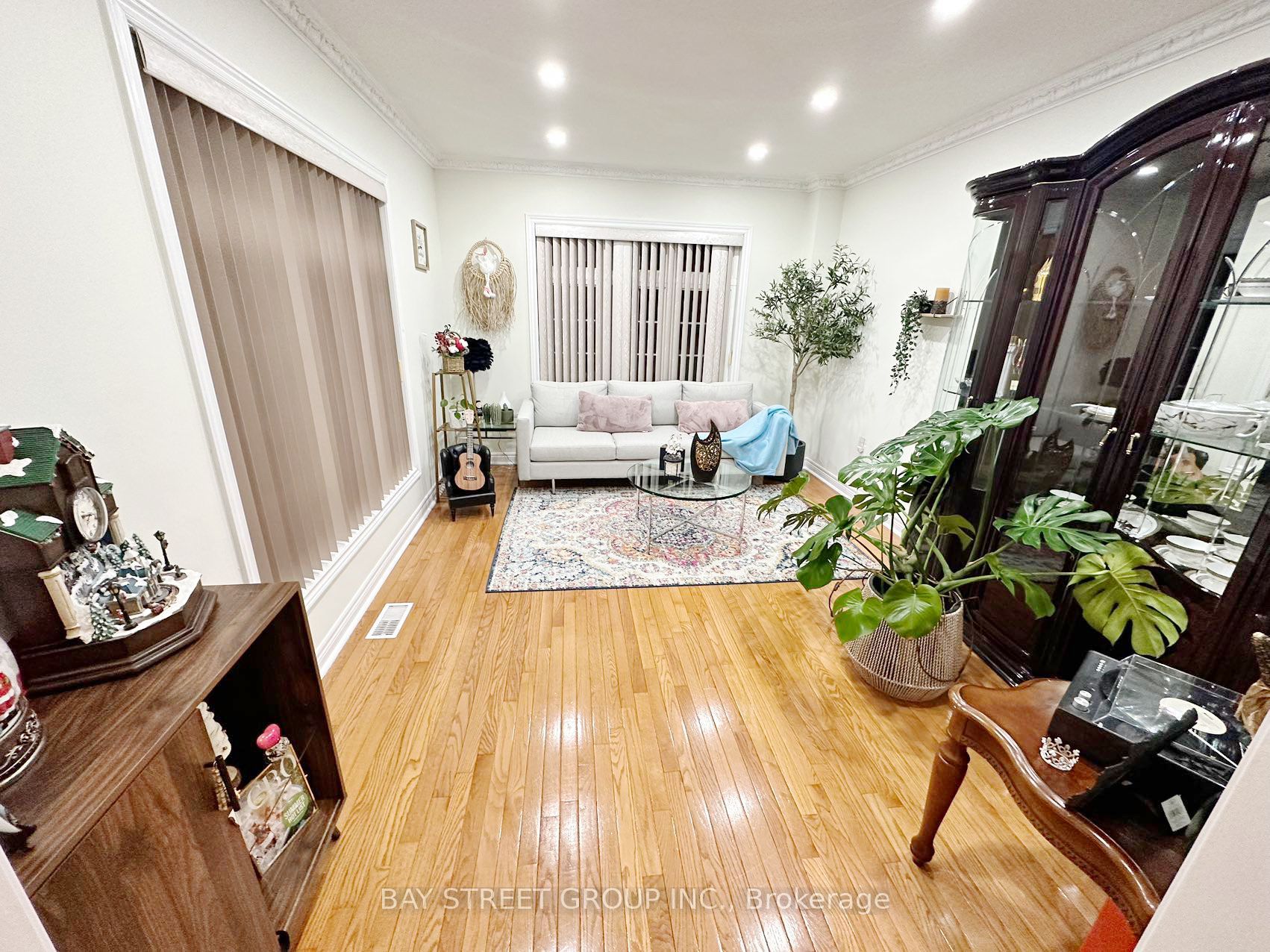 384 Spruce Grove Crescent Property Photo 8