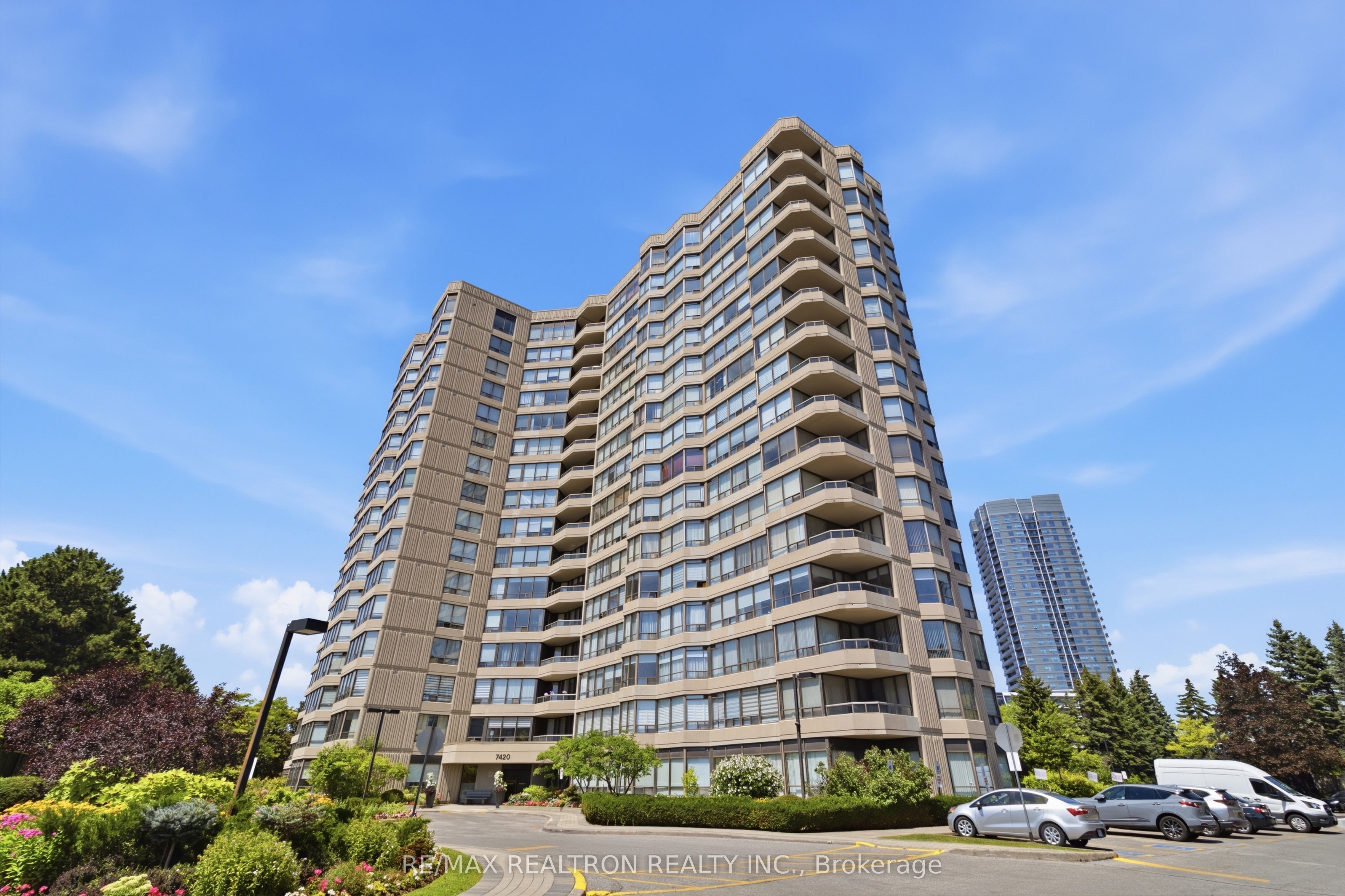 7420 Bathurst Street 812 Property Photo 2