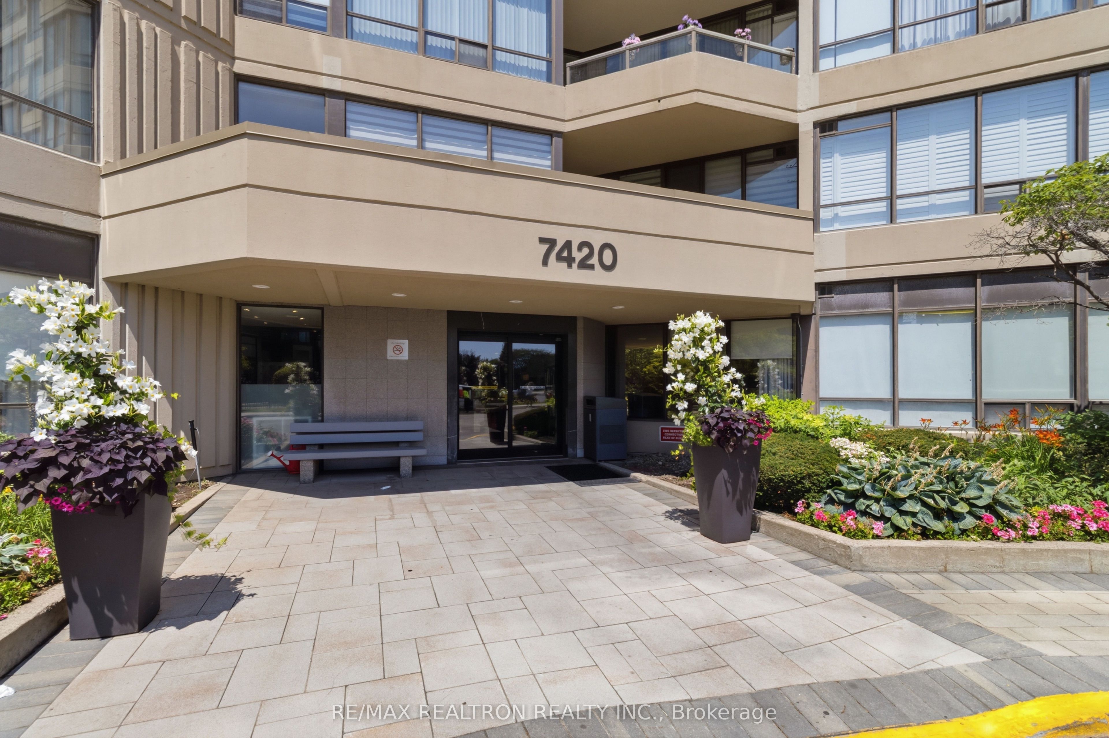 7420 Bathurst Street 812 Property Photo 3