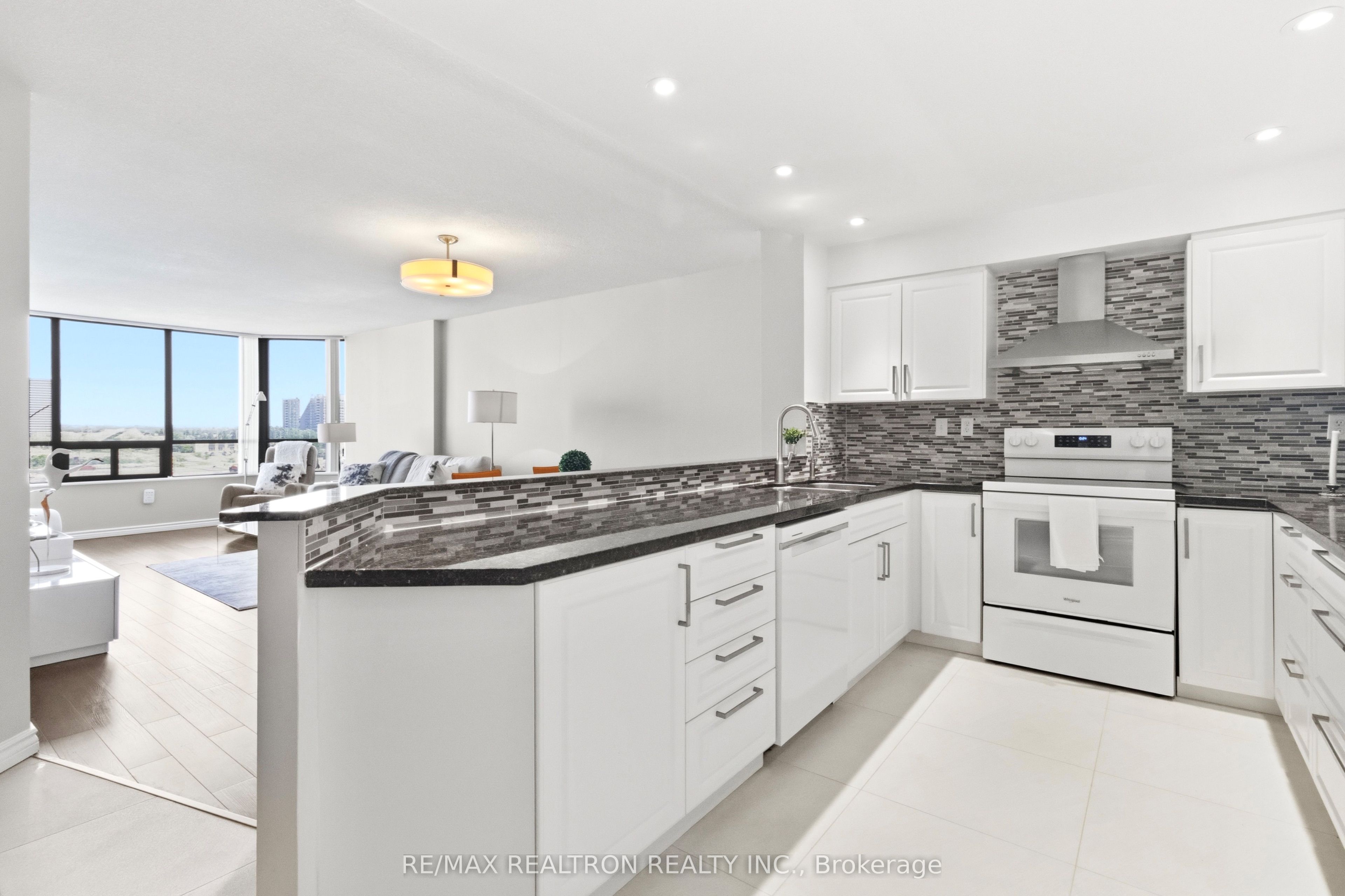 7420 Bathurst Street 812 Property Photo 12