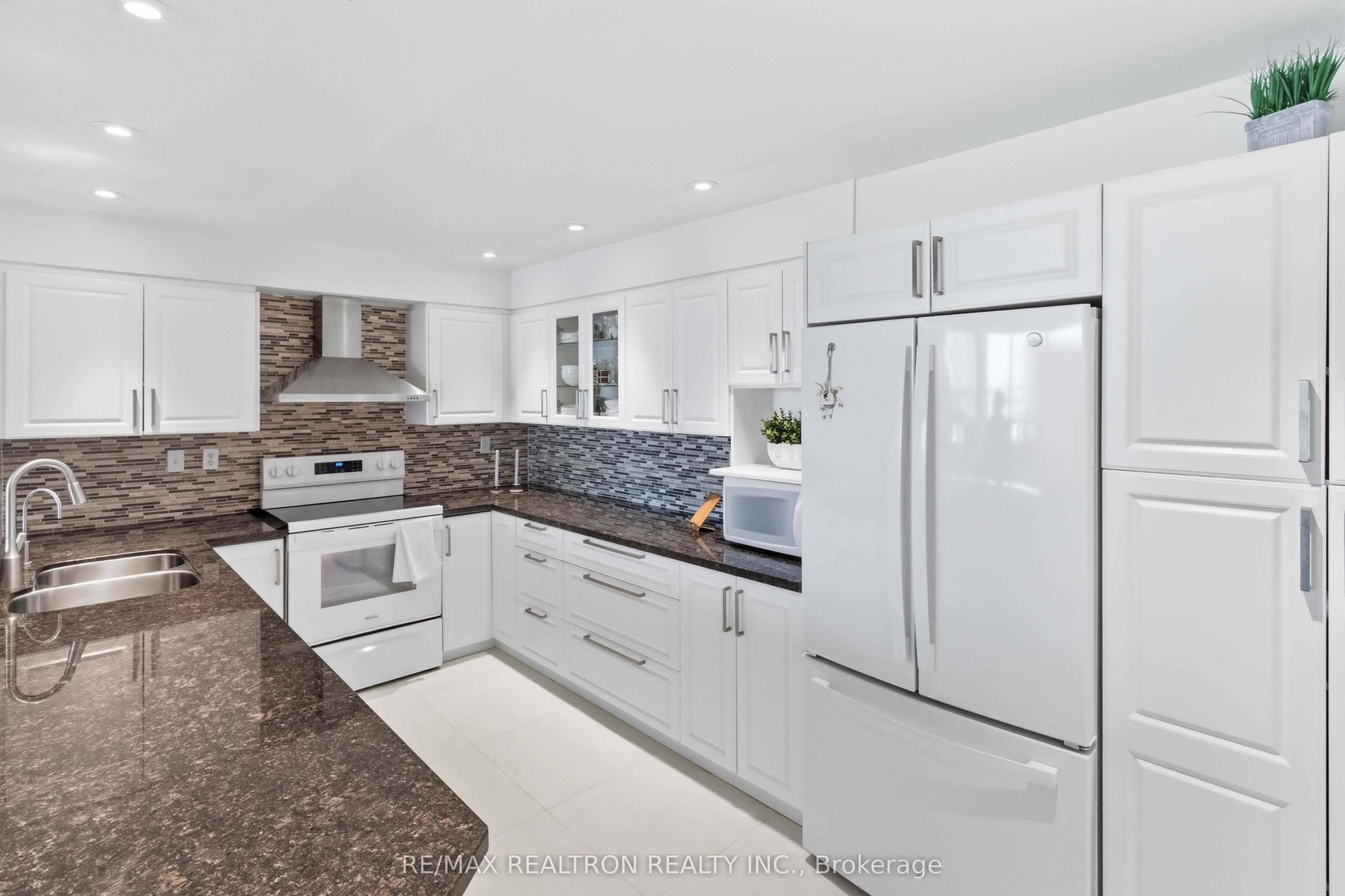 7420 Bathurst Street 812 Property Photo 13