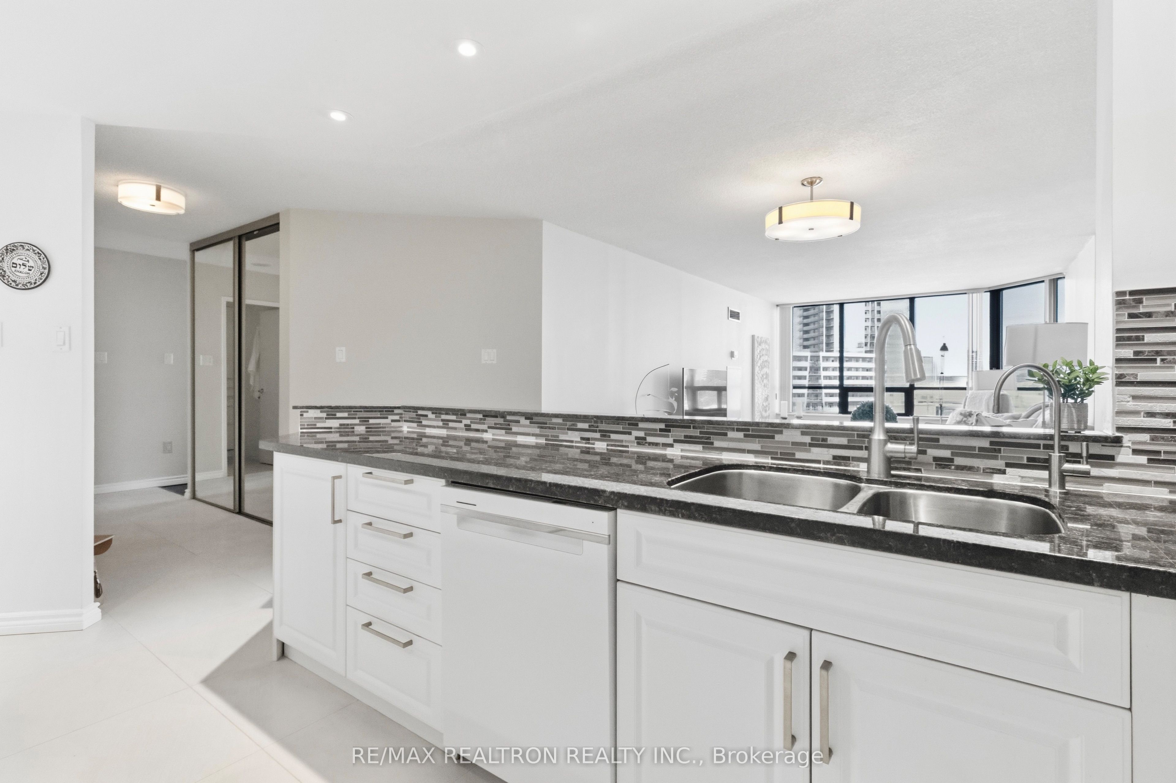 7420 Bathurst Street 812 Property Photo 14