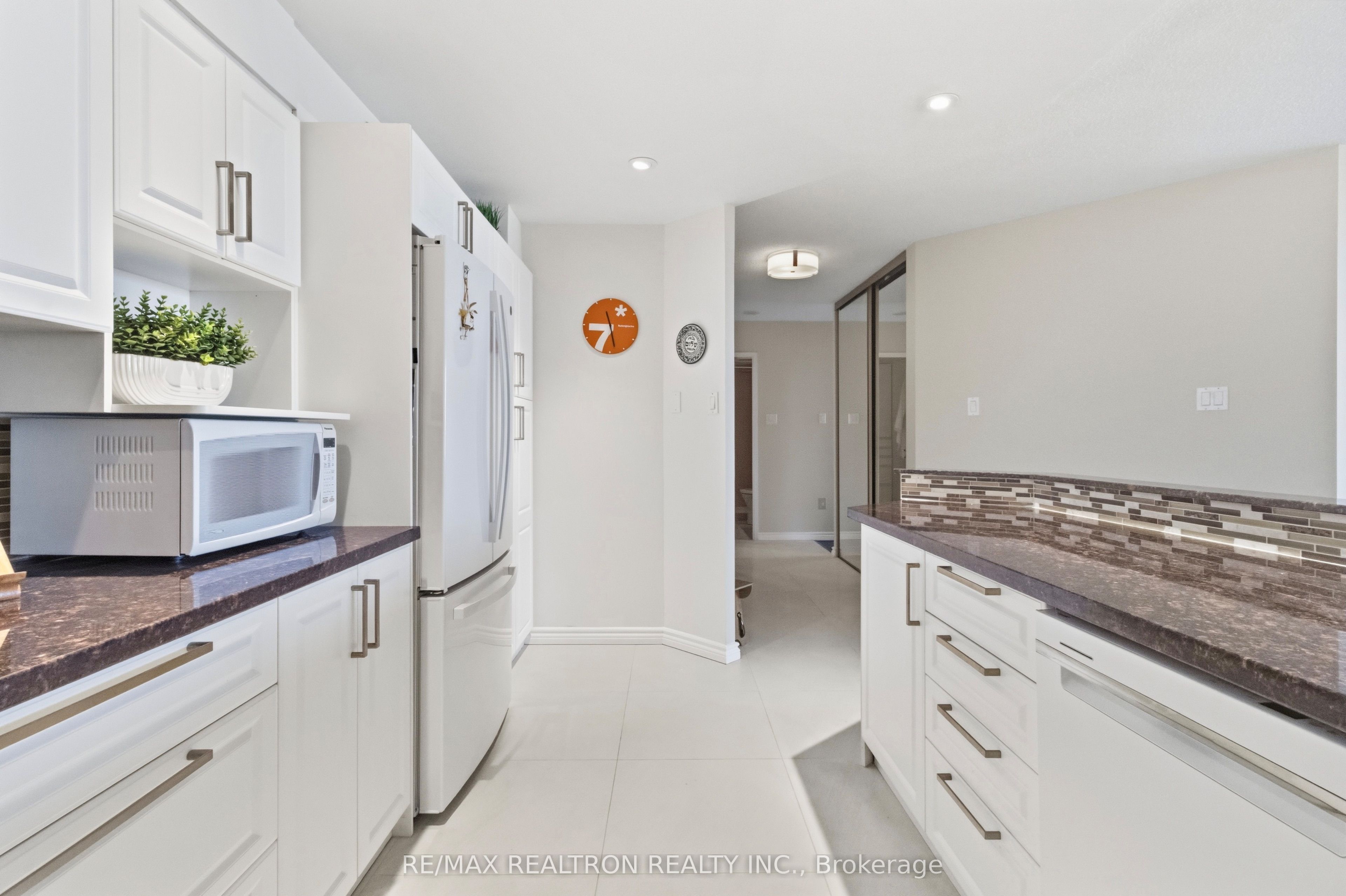 7420 Bathurst Street 812 Property Photo 16
