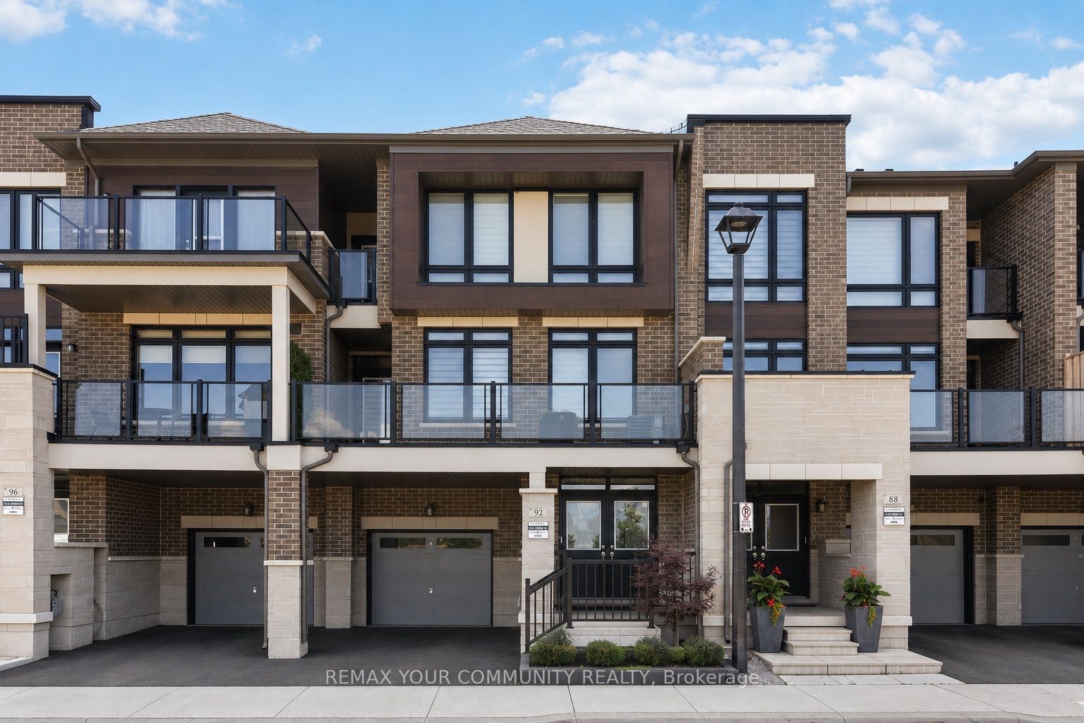 92 Holyrood Crescent Property Photo 1