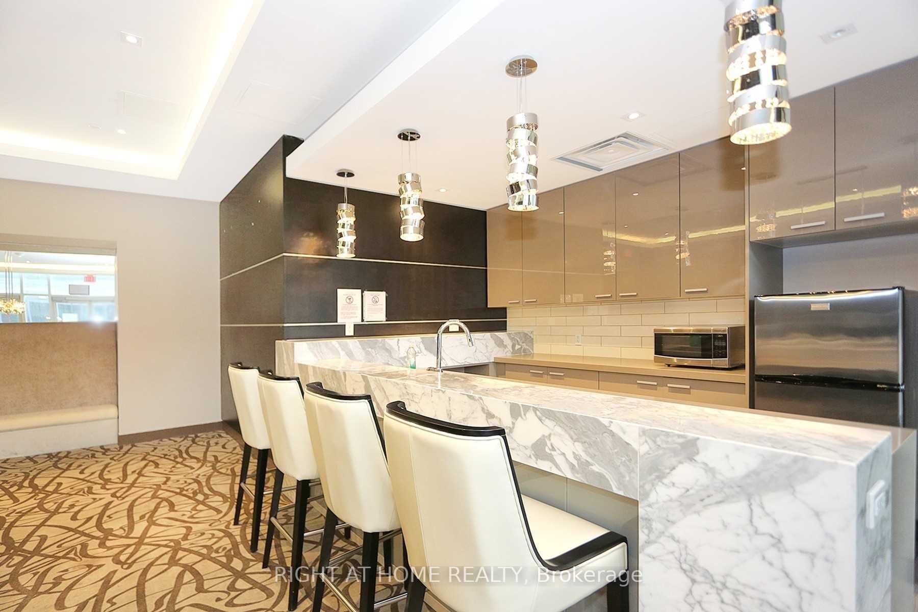 9618 Yonge Street 1010 Property Photo 6