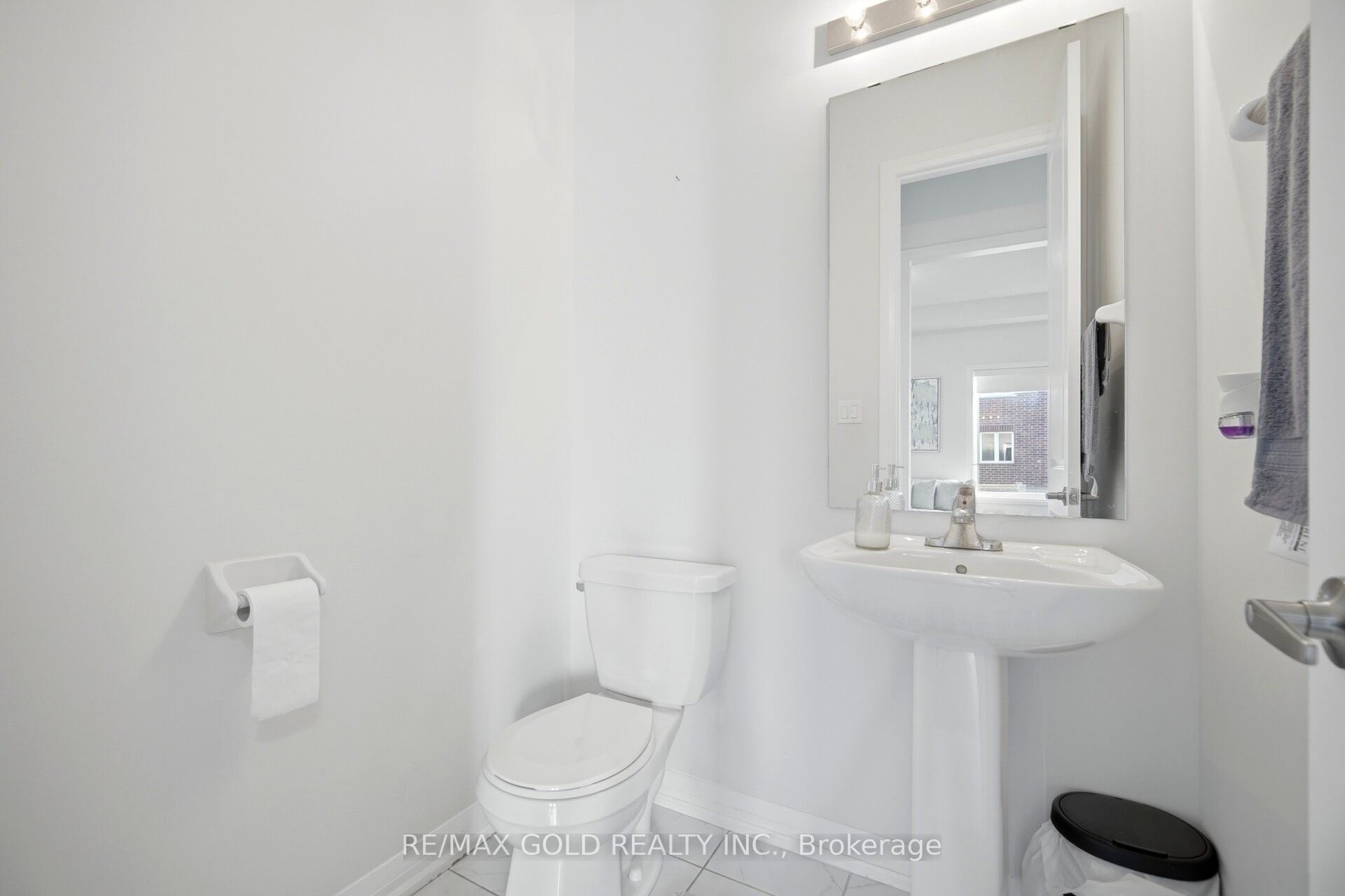 1583 Stovell Crescent Property Photo 16