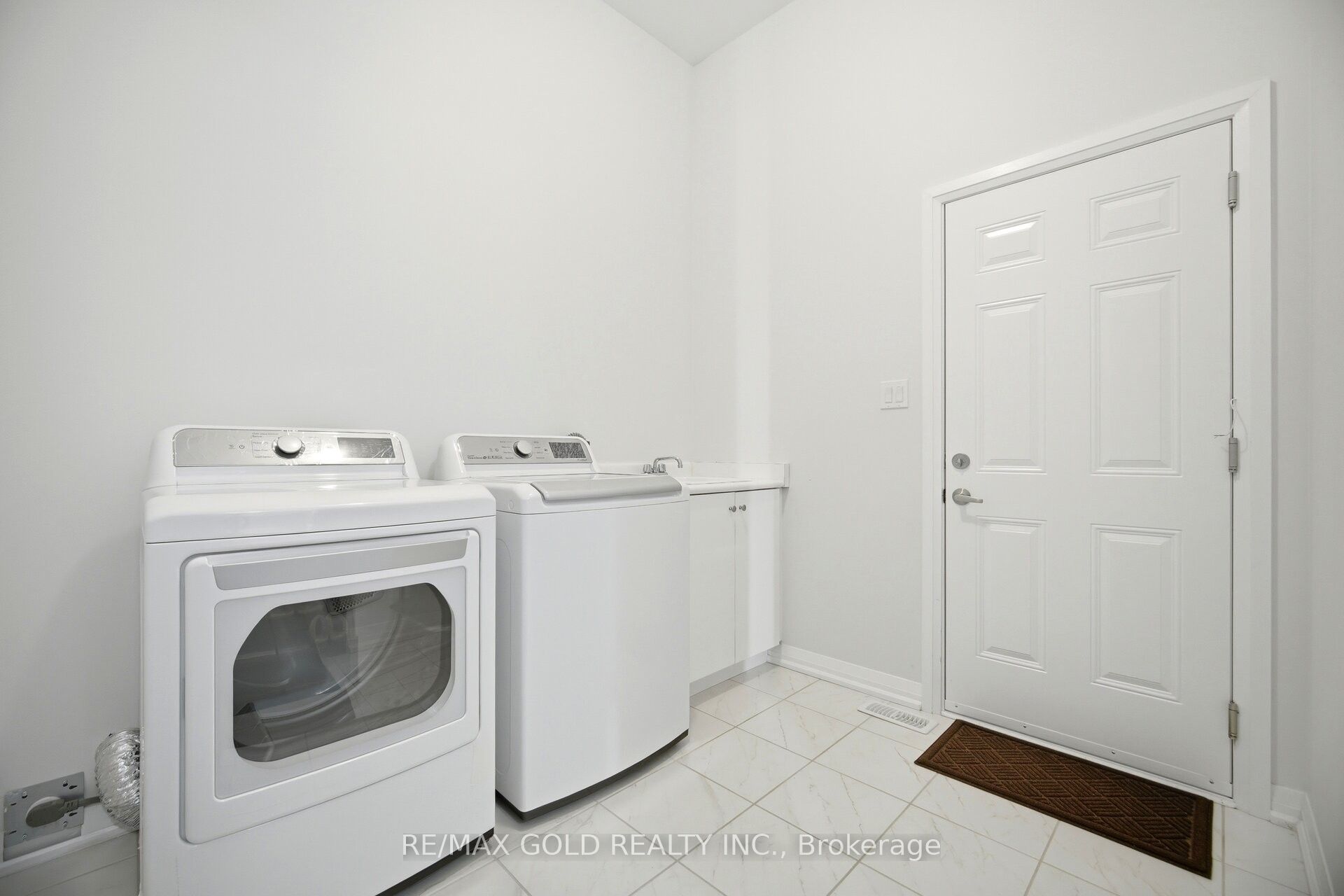 1583 Stovell Crescent Property Photo 17